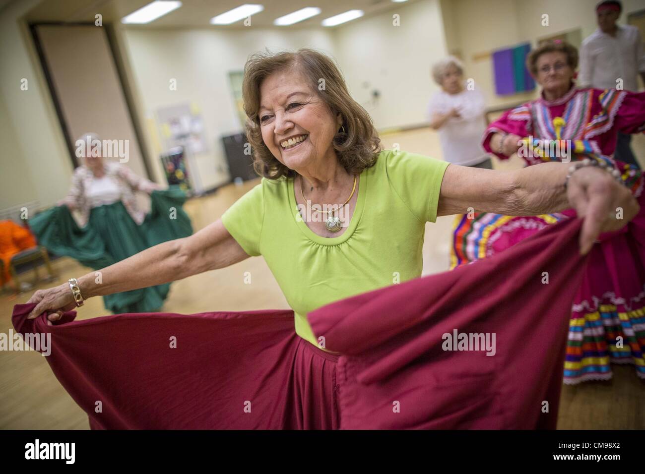 27. Juni 2012 - Glendale, Arizona, USA - CARMEN CORDOVA, 82 Jahre alt, Tänze während der Proben für die Senior-Fiesta-Tänzer Mittelpunkt Erwachsenen Glendale in Arizona, einem Vorort von Phoenix. Tanzen wie ein Teil des Trainingsprogramm nicht ungewöhnlich ist, aber die Senior Fiesta Tänzer mexikanischen Stil Folklorico Tänze für ihr Workout verwenden. Die Senior-Fiesta-Tänzer haben zusammen seit 15 Jahren durchgeführt. Sie erhalten jede Woche für Proben zusammen und führen in Pflegeheimen und Ruhestand Zentren in der Gegend von Phoenix, einmal im Monat oder so. Ihre energetische mexikanischen Folklorico Tänze halten sie geschmeidig und Stockfoto