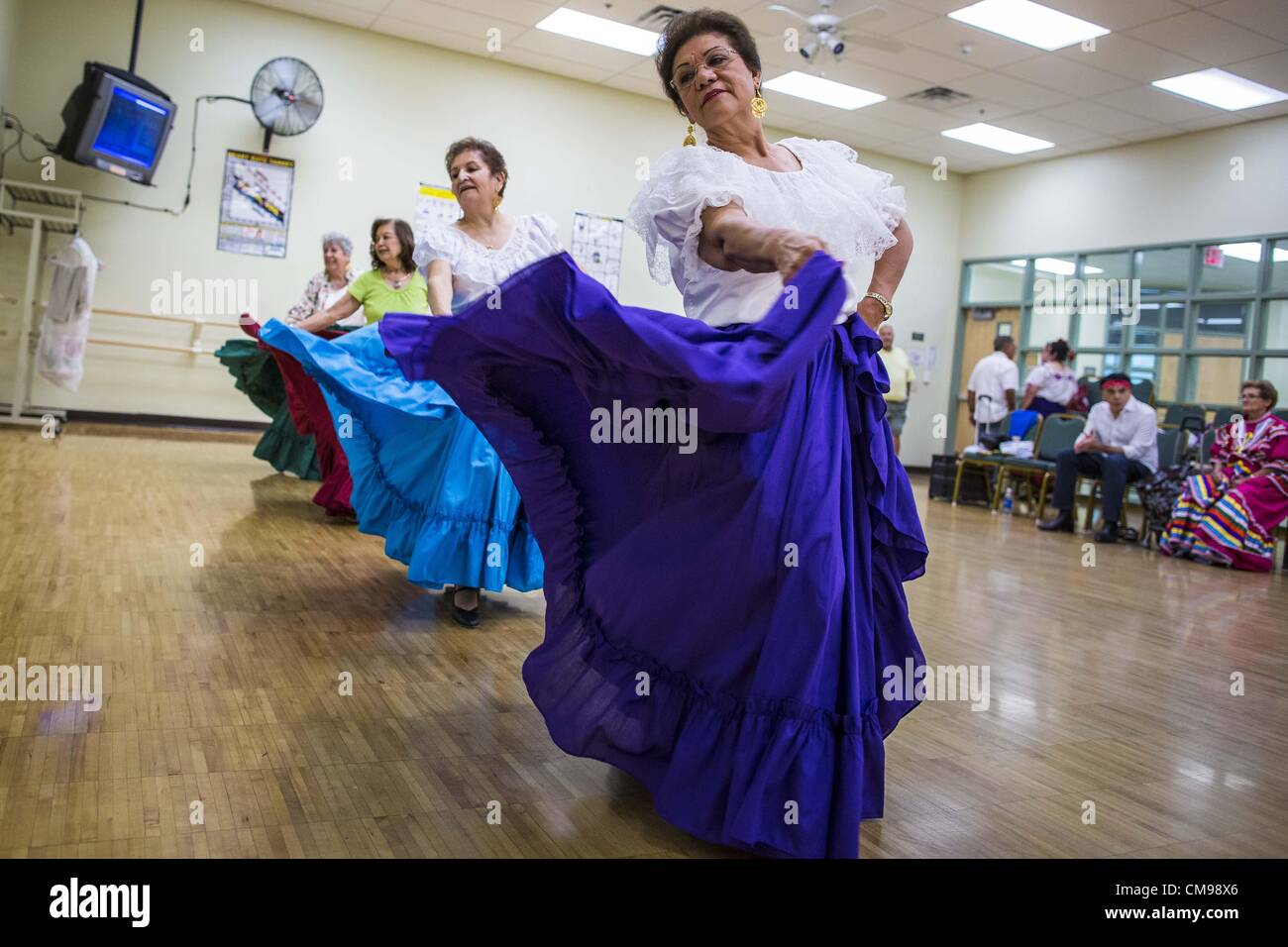 27. Juni 2012 - Glendale, Arizona, USA - MARGIE führen Mai, 65 Jahre alt, und andere Mitglieder der Senior Fiesta Tänzer während der Proben für die Senior-Fiesta-Tänzer in Glendale Adult Center, in Glendale, AZ, einem Vorort von Phoenix. Tanzen wie ein Teil des Trainingsprogramm nicht ungewöhnlich ist, aber die Senior Fiesta Tänzer mexikanischen Stil Folklorico Tänze für ihr Workout verwenden. Die Senior-Fiesta-Tänzer haben zusammen seit 15 Jahren durchgeführt. Sie erhalten jede Woche für Proben zusammen und führen in Pflegeheimen und Ruhestand Zentren in der Gegend von Phoenix, einmal im Monat oder so. Ihre energetische mich Stockfoto
