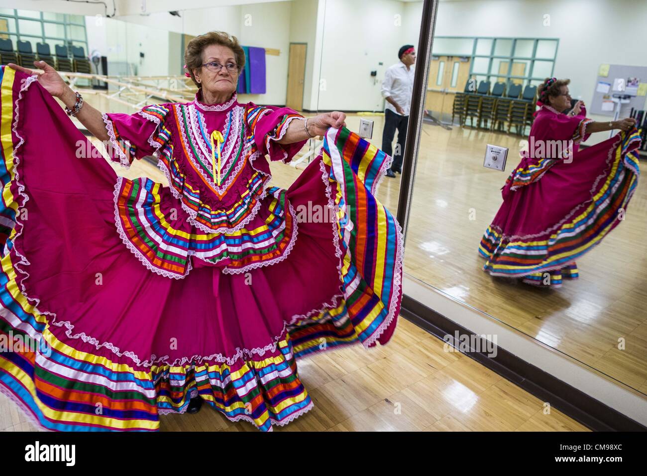 27. Juni 2012 - wirbelt Glendale, Arizona, USA - CARLINDA REBELO, 71 Jahre alt, in ihr buntes Kleid während der Proben für die Senior-Fiesta-Tänzer Mittelpunkt Erwachsenen Glendale in Arizona, einem Vorort von Phoenix. Tanzen wie ein Teil des Trainingsprogramm nicht ungewöhnlich ist, aber die Senior Fiesta Tänzer mexikanischen Stil Folklorico Tänze für ihr Workout verwenden. Die Senior-Fiesta-Tänzer haben zusammen seit 15 Jahren durchgeführt. Sie erhalten jede Woche für Proben zusammen und führen in Pflegeheimen und Ruhestand Zentren in der Gegend von Phoenix, einmal im Monat oder so. Ihre energetische mexikanischen Folklorico danc Stockfoto