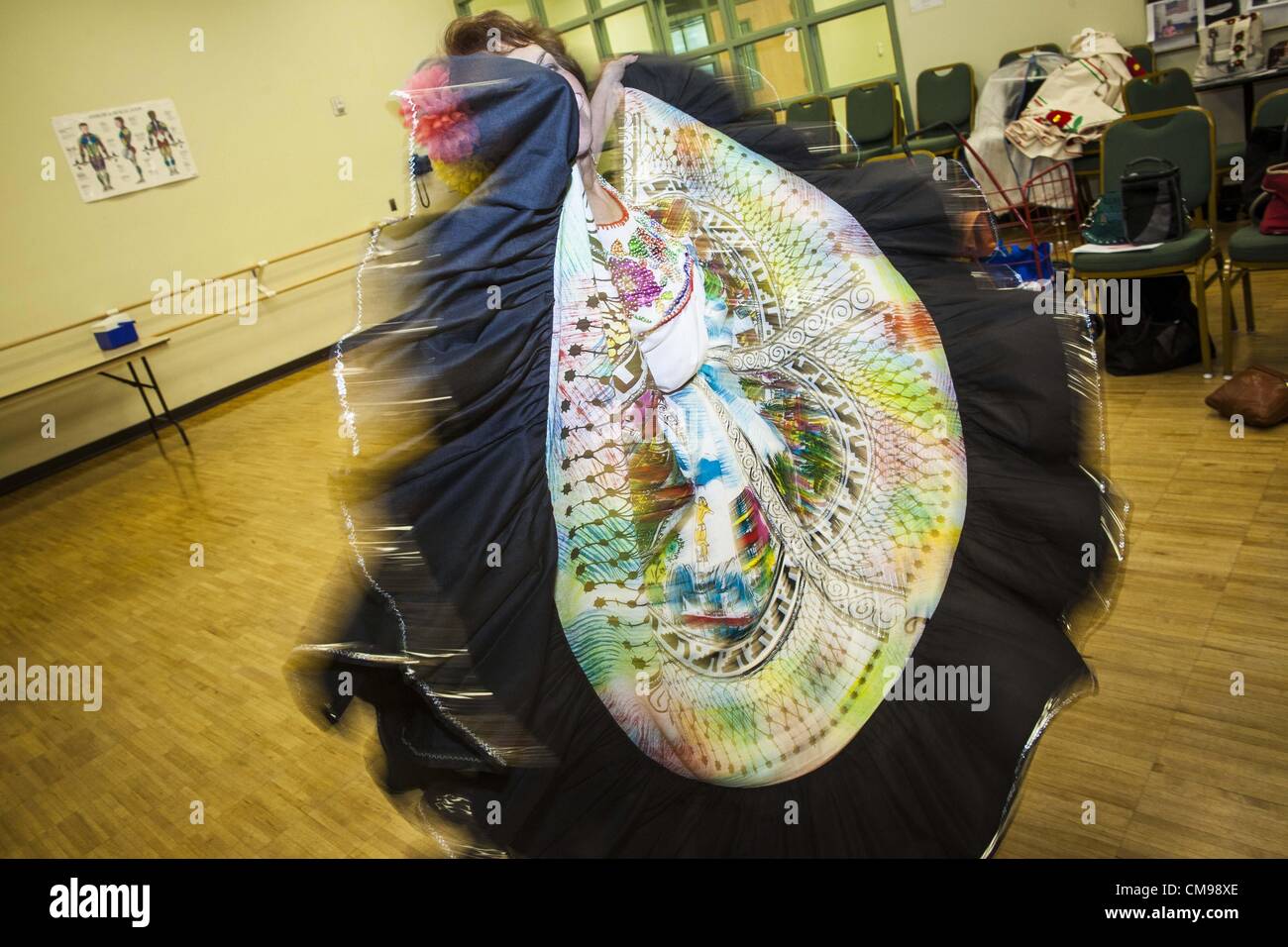27. Juni 2012 - Glendale, Arizona, USA - SHENY RUIZ MILLIGAN, 67 Jahre alt, während der Proben für die Senior-Fiesta-Tänzer Mittelpunkt Erwachsenen Glendale in Arizona, einem Vorort von Phoenix Tänze. Tanzen wie ein Teil des Trainingsprogramm nicht ungewöhnlich ist, aber die Senior Fiesta Tänzer mexikanischen Stil Folklorico Tänze für ihr Workout verwenden. Die Senior-Fiesta-Tänzer haben zusammen seit 15 Jahren durchgeführt. Sie erhalten jede Woche für Proben zusammen und führen in Pflegeheimen und Ruhestand Zentren in der Gegend von Phoenix, einmal im Monat oder so. Ihre energetische mexikanischen Folklorico Tänze halten sie limbe Stockfoto
