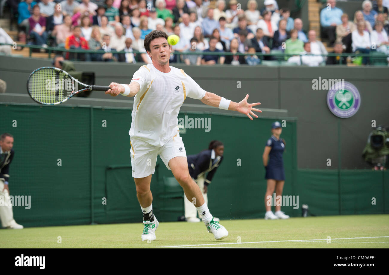 27.06.2012 die Wimbledon Tennis Championships 2012 statt bei den All England Lawn Tennis and Croquet Club, London, England, UK.    Jamie Baker (GBR) gegen Andy Roddick (USA) [30]. Jamie in Aktion. Stockfoto