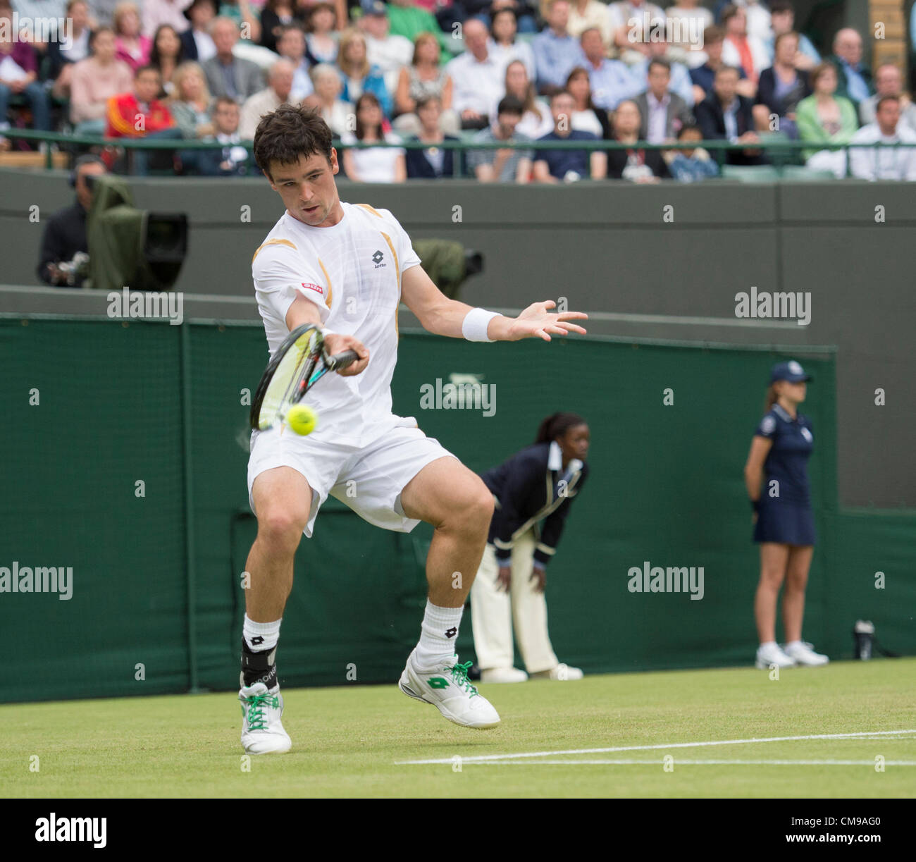 27.06.2012 die Wimbledon Tennis Championships 2012 statt bei den All England Lawn Tennis and Croquet Club, London, England, UK.    Jamie Baker (GBR) gegen Andy Roddick (USA) [30]. Jamie in Aktion. Stockfoto