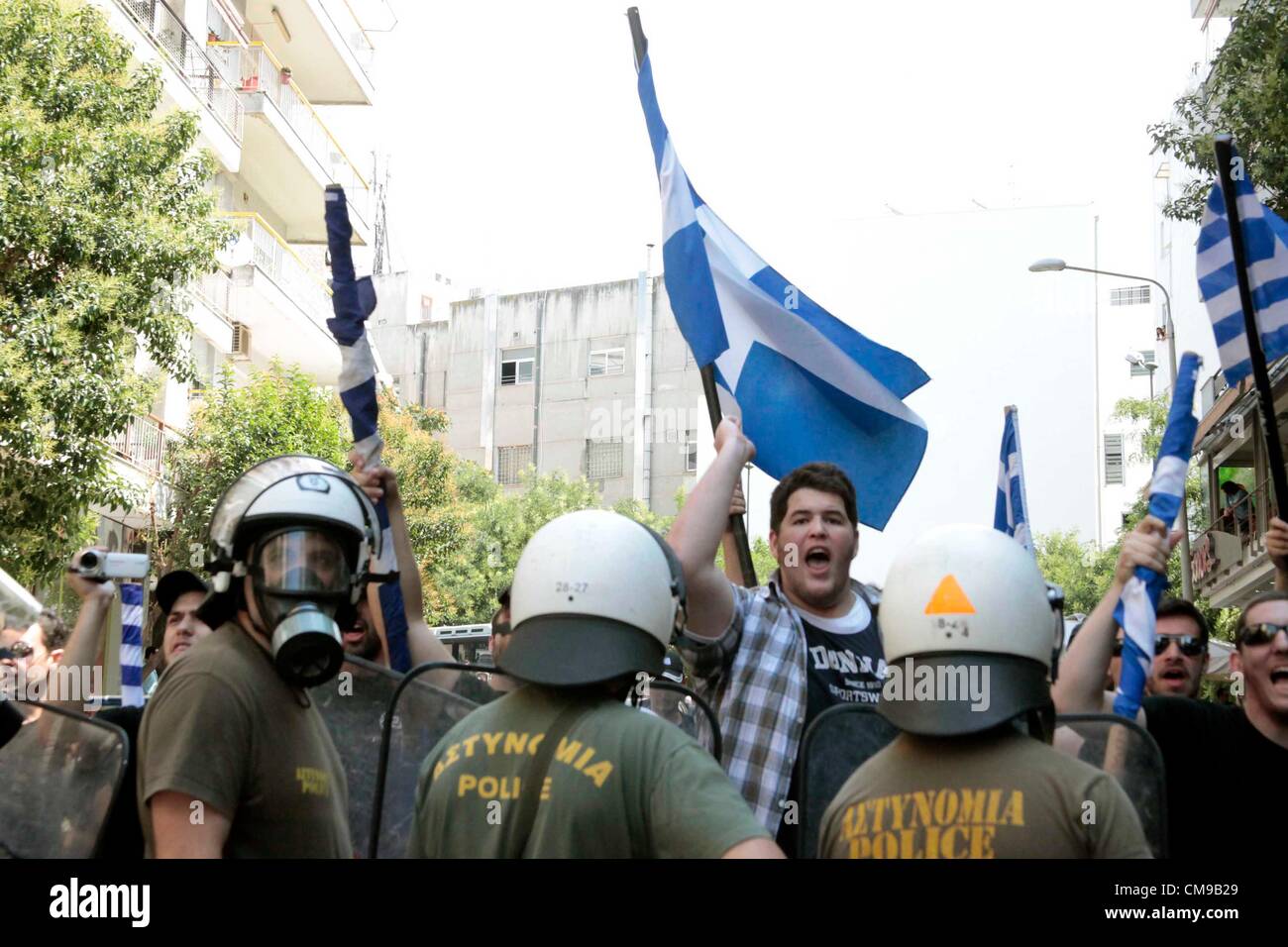 28. Juni 2012. Thessaloniki, Griechenland. Polizei kollidierte mit zypriotischen Studenten protestieren vor dem türkischen Konsulat in Thessaloniki, Griechenlands zweitgrößte Stadt. Devlet Bahceli der rechtsextremen türkischen Politiker, leitete die türkische Partei der nationalistischen Bewegung auf einen Besuch. Mitglieder des Golden Dawn Griechenlands waren ebenfalls anwesend. Stockfoto