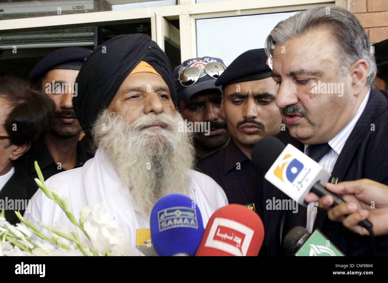 Indischen Gefangenen spricht Surjeet Singh, Medien an Wagah Grenze vor der Kreuzung in Indien nach seiner Entlassung aus dem Gefängnis Kotlakhpat in Lahore auf Donnerstag, 28. Juni 2012 veröffentlicht. Indischen Spion Singh wurde an indischen Behörden an der Wagah Grenze nach inhaftiert seit 30 Jahren in Pakistan übergeben. Stockfoto