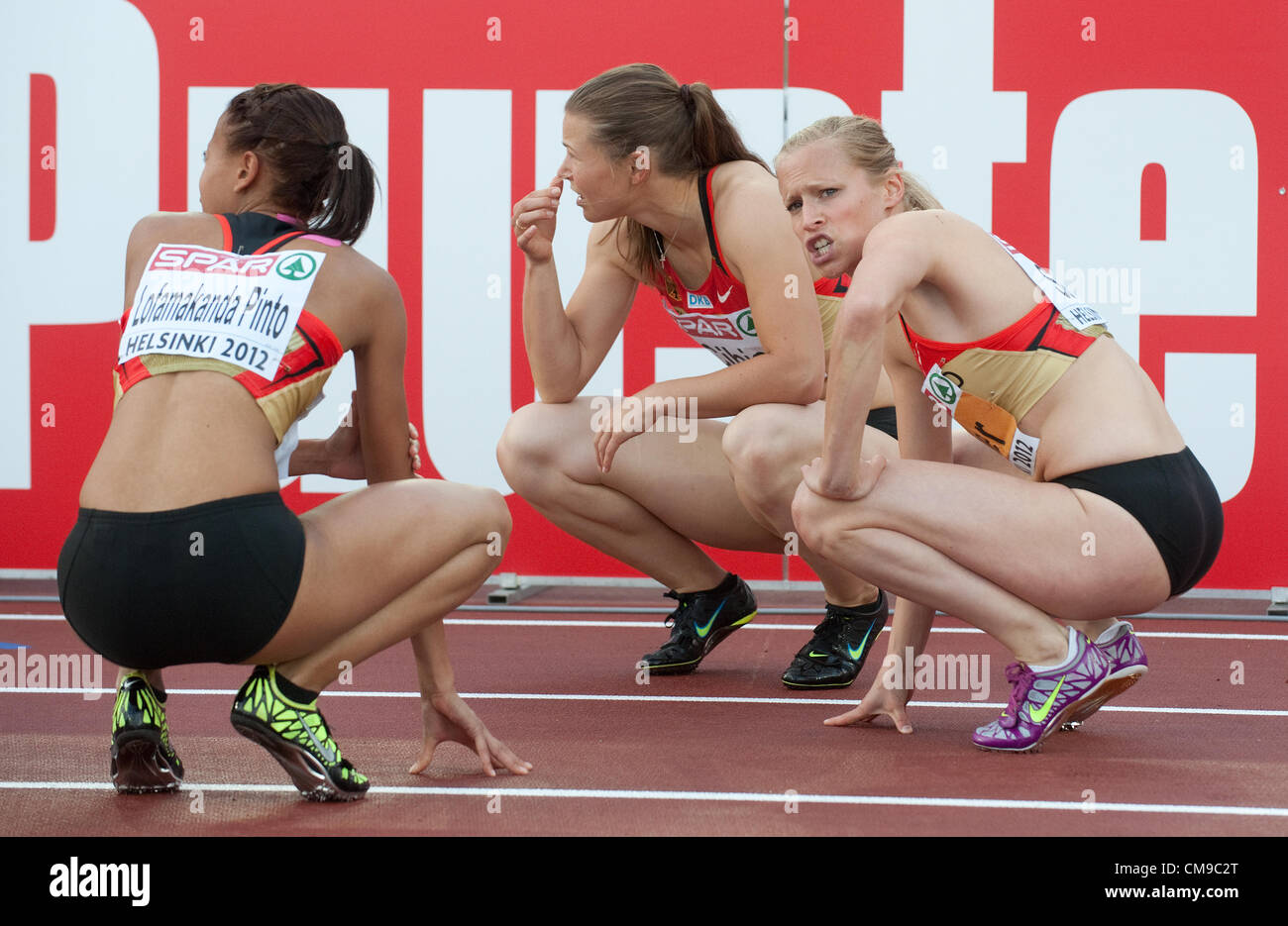 28.06.2012 Helsinki, Finnland.  Der deutsche Finalist Tajana Pinto, Anne Cibius und Verena Sailer (L-R) sitzen auf dem Weg nach ihrer Zielankunft in der Damen 100m in die Leichtathletik-Meisterschaften 2012 im Olympiastadion in Helsinki, Finnland, 28. Juni 2012. Die Leichtathletik-Europameisterschaften finden vom 27. Juni bis 1. Juli 2012 statt in Helsinki. Stockfoto