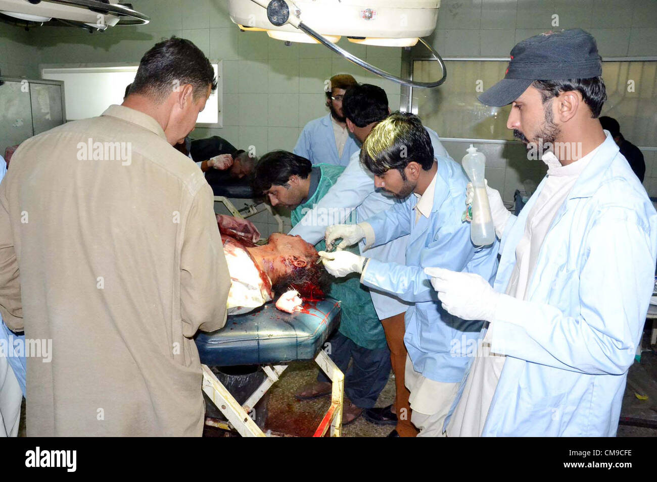 Eine verletzte wird im Krankenhaus, behandelt, die bei Bombenexplosion im Hazarganji Bereich in Quetta auf Donnerstag, 28. Juni 2012 verletzt wurde. Mindestens 13 Menschen kamen ums Leben und 30 wurden verletzt, als ein Ergebnis der Explosion einen Bus mit schiitischen Pilgern aus Taftan in die Provinzhauptstadt ausgerichtet. Stockfoto