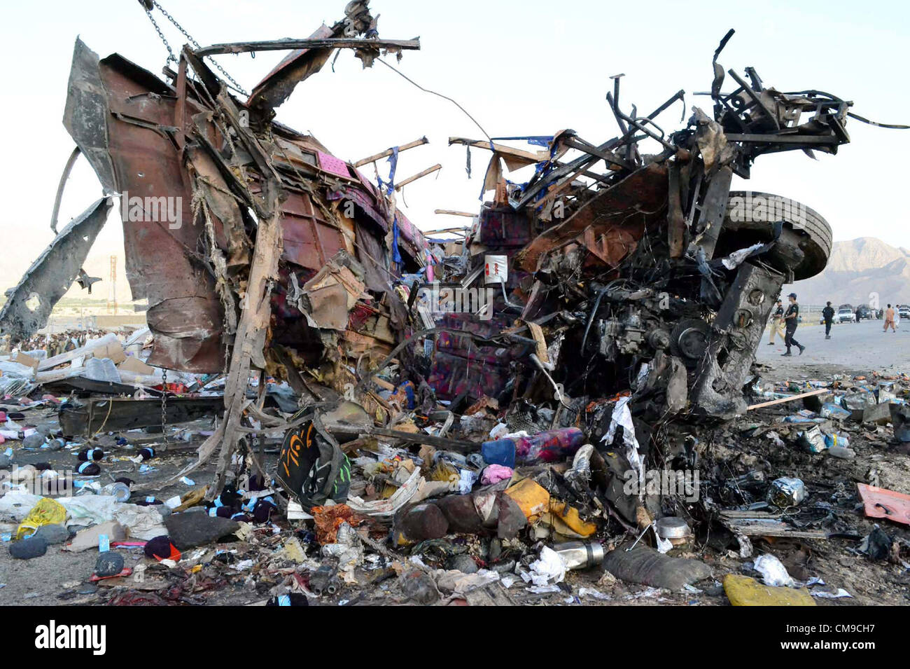 Wrack eines Busses durch eine Bombe im Bereich Hazarganji in Quetta am Donnerstag, 28. Juni 2012 zerstört. Mindestens 13 Menschen kamen ums Leben und 30 wurden verletzt, als Folge der Explosion auf dem Bus tragen schiitische Pilger aus Taftan in die Provinzhauptstadt. Stockfoto