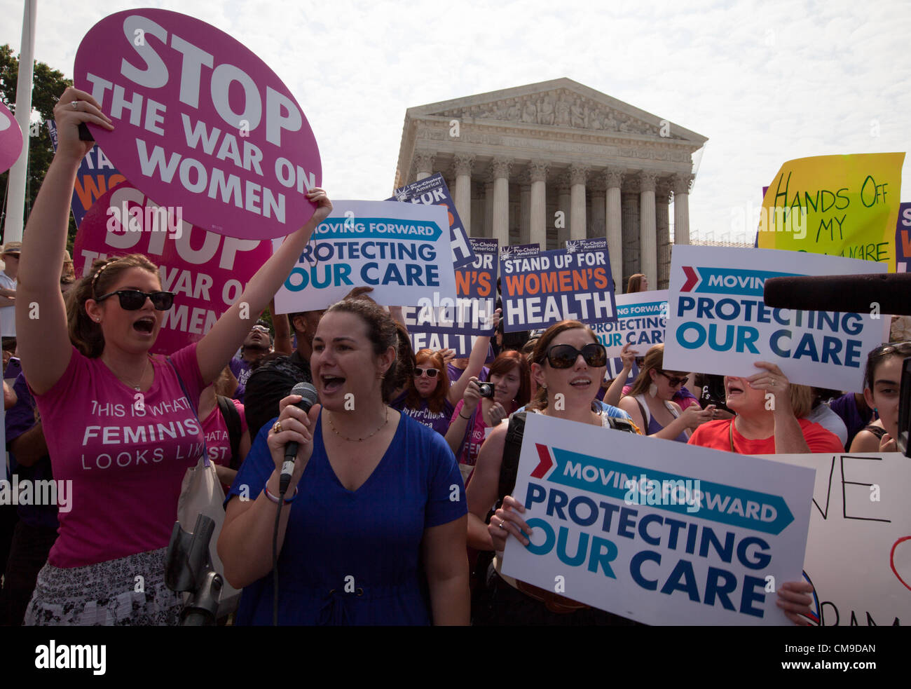 Obamacare Unterstützer und Demonstranten versammeln sich vor der U.S. Supreme Court, das Urteil auf die bezahlbare Gesundheit Act vor dem obersten Gerichtshof der USA zur Donnerstag, 28. Juni 2012 in Washington, DC zu finden. Der oberste Gerichtshof bestätigte die gesamten Gesundheitsrecht der Obama-Administration. Stockfoto