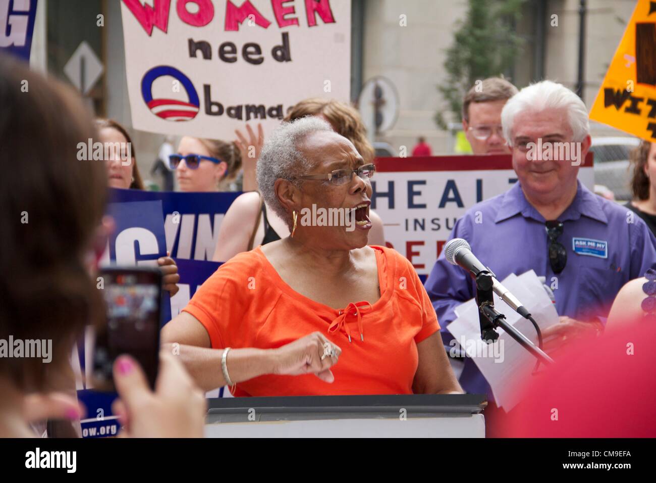 Chicago, Illinois, USA, 28. Juni 2012. Katie Jordan von der Allianz für den Ruhestand Amerikaner Adressen Menschenmenge in Daley Center Plaza, um die Einhaltung der bezahlbare Pflege Act des US-Supreme Court zu feiern. Das Gericht bestätigte das Gesetz in einer Entscheidung 5-4 mit konservativen Chief Justice John Roberts Abstellgleis mit vier liberale Richter des Hofes. Stockfoto