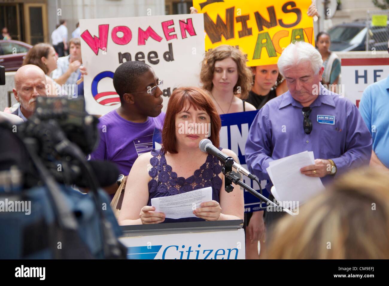 Chicago, Illinois, USA, 28. Juni 2012. Amber Smock Zugang Leben Adressen Menge versammelten sich in Daley Center Plaza, die Einhaltung der bezahlbare Pflege Act des US-Supreme Court zu feiern. Das Gericht bestätigte das Gesetz in einer Entscheidung 5-4 mit konservativen Chief Justice John Roberts Abstellgleis mit vier liberale Richter des Hofes. Stockfoto