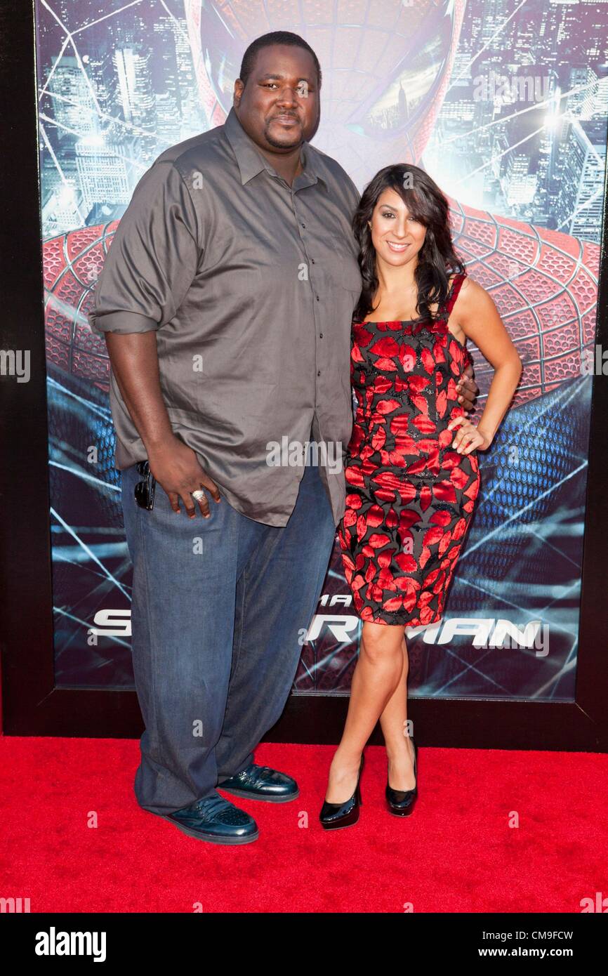 Quinton Aaron, Liana Mendoza im Ankunftsbereich für THE AMAZING SPIDER-MAN-Premiere, Regency Village Westwood Theatre, Los Angeles, CA 28. Juni 2012. Foto von: Emiley Schweich/Everett Collection Stockfoto