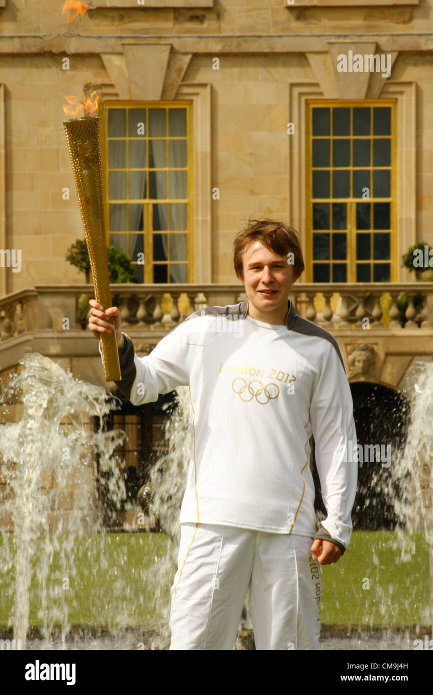 Derbyshire, UK. Freitag, 29. Juni 2012. Olympische Fackelträger, Ben Hope auf dem South Lawn vor Hintergrund der Südfassade, Chatsworth House Herrenhaus Stockfoto