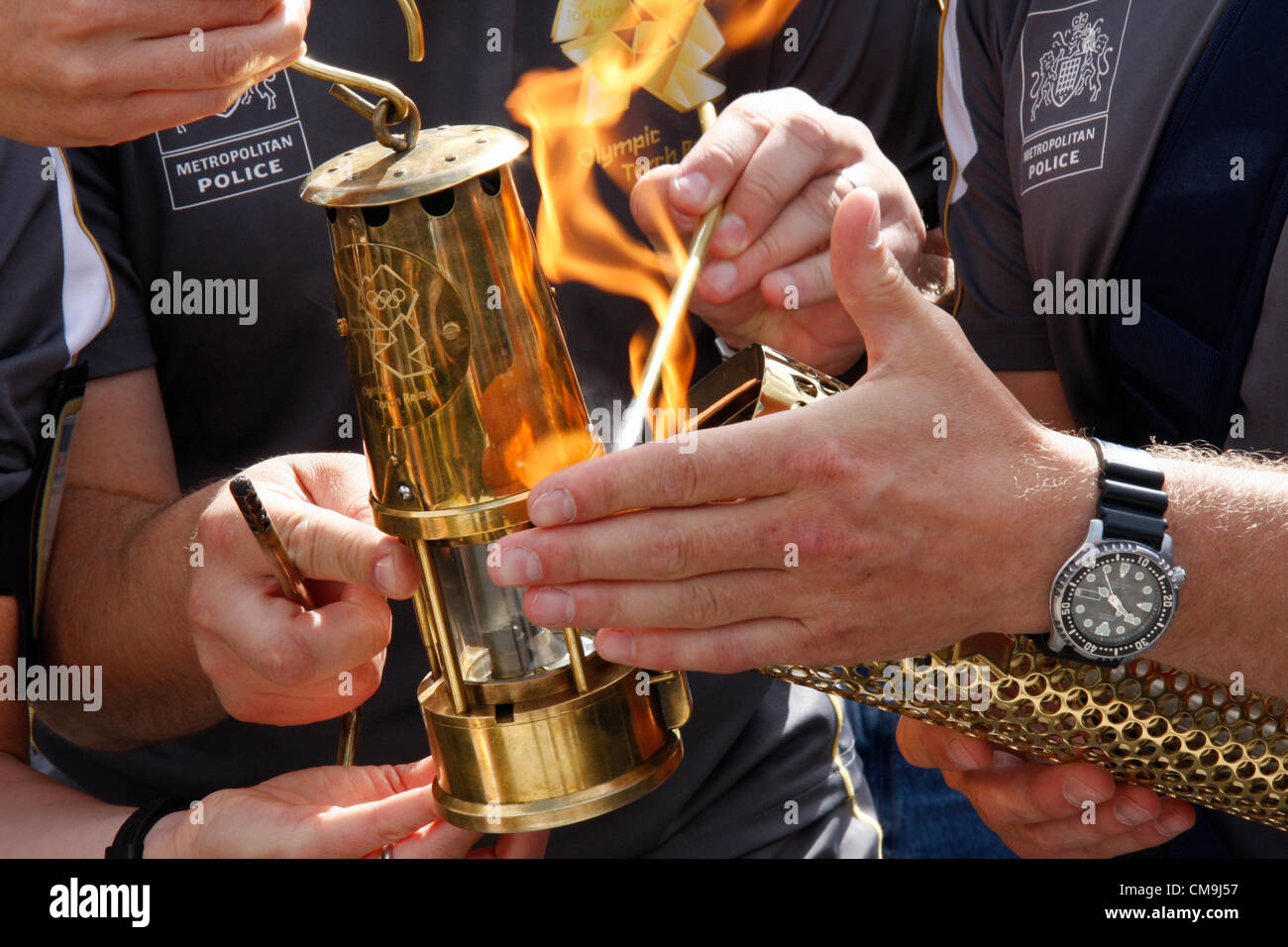 Derbyshire, UK. Freitag, 29. Juni 2012. Das Olympische Feuer vorbei von Fackel, Laterne, die Metropolitan Police Taschenlampe Sicherheitsteam, Chatsworth House bewacht. Stockfoto