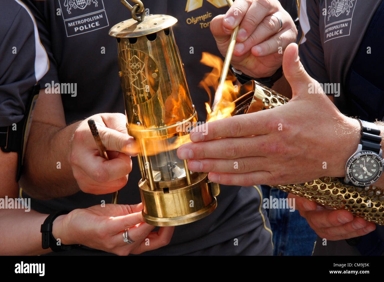 Derbyshire, UK. Freitag, 29. Juni 2012. Das Olympische Feuer vorbei von Fackel, Laterne, die Metropolitan Police Taschenlampe Sicherheitsteam, Chatsworth House bewacht. Stockfoto