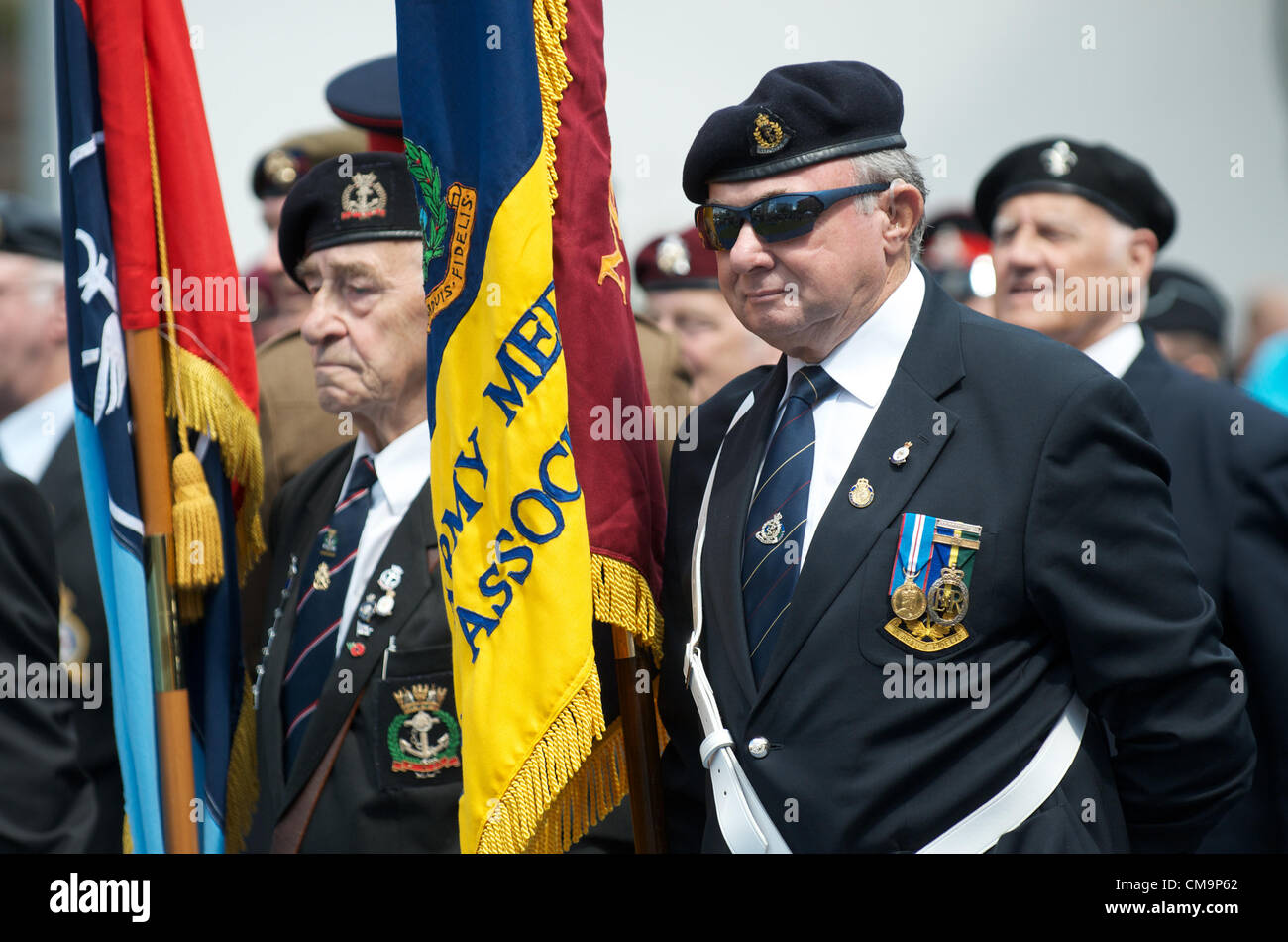 Manchester, UK. 30.06.2012-Veteranen stehen in der Stille an der Armed Forces Day Zeremonie, Piccadilly, Manchester. Stockfoto