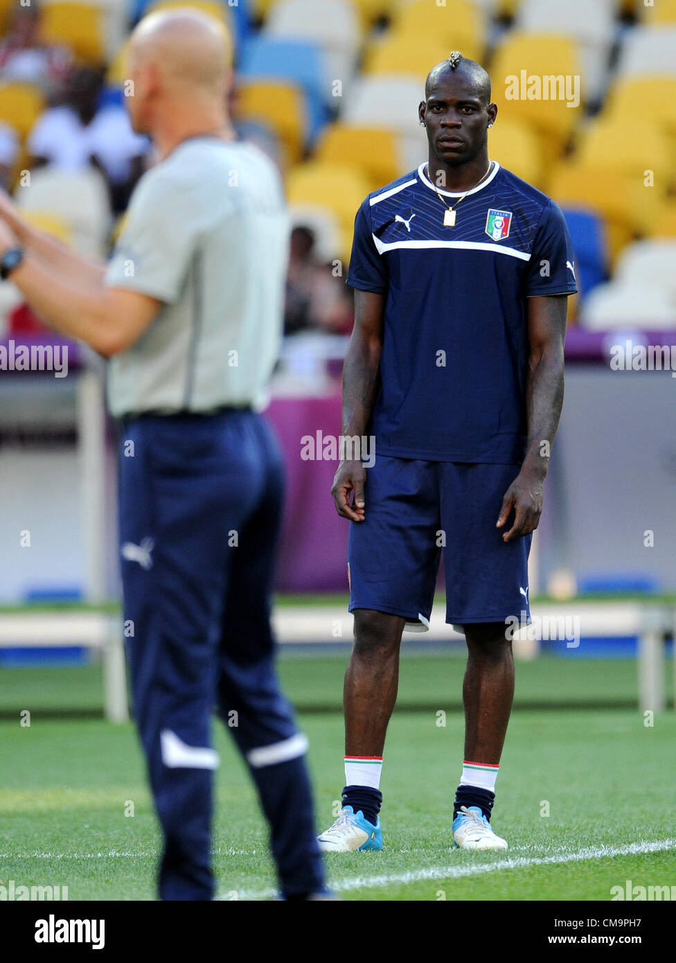 30.06.2012. Kieev, Ukraine.  Italiens Mario Balotelli (R) während einer Trainingseinheit der italienischen Fußball-Nationalmannschaft im NSC Olimpijskij Olympiastadion in Kiew, Kiew, Ukraine, 30. Juni 2012 gesehen. Stockfoto