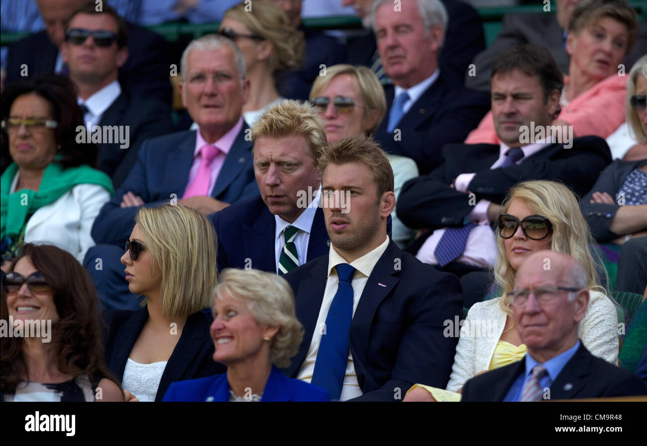 30.06.2012 der All England Lawn-Tennis and Croquet Club. London, England. Am Center Court in The Championships Wimbledon Lawn Tennis Club - London - Boris Becker und Sir Bobby Charlton in der royal box Stockfoto