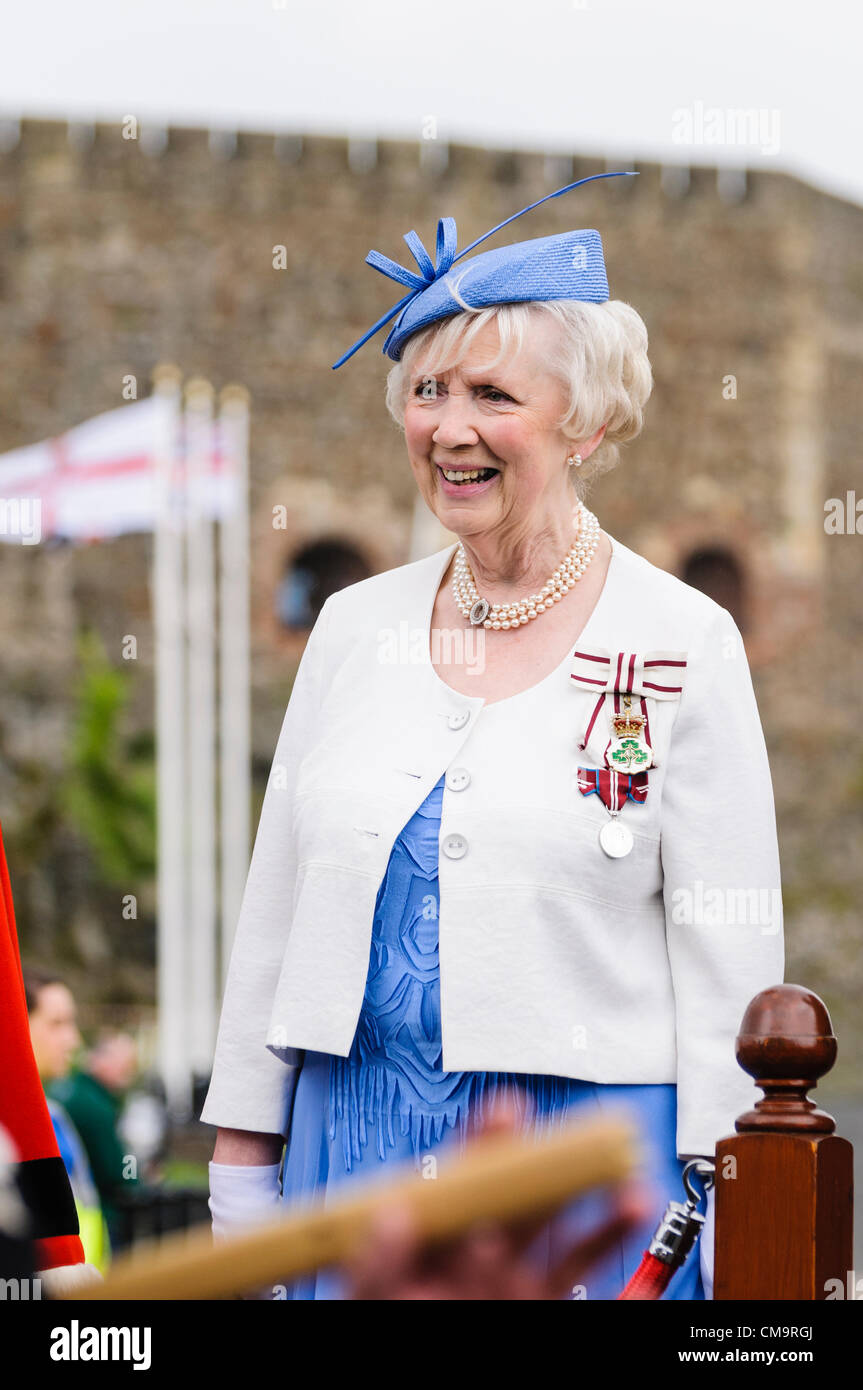 Carrickfergus, Armed 30.06.2012 - Forces Day. Joan Christie, Lord Lieutenant für County Antrim Uhren die parade Stockfoto