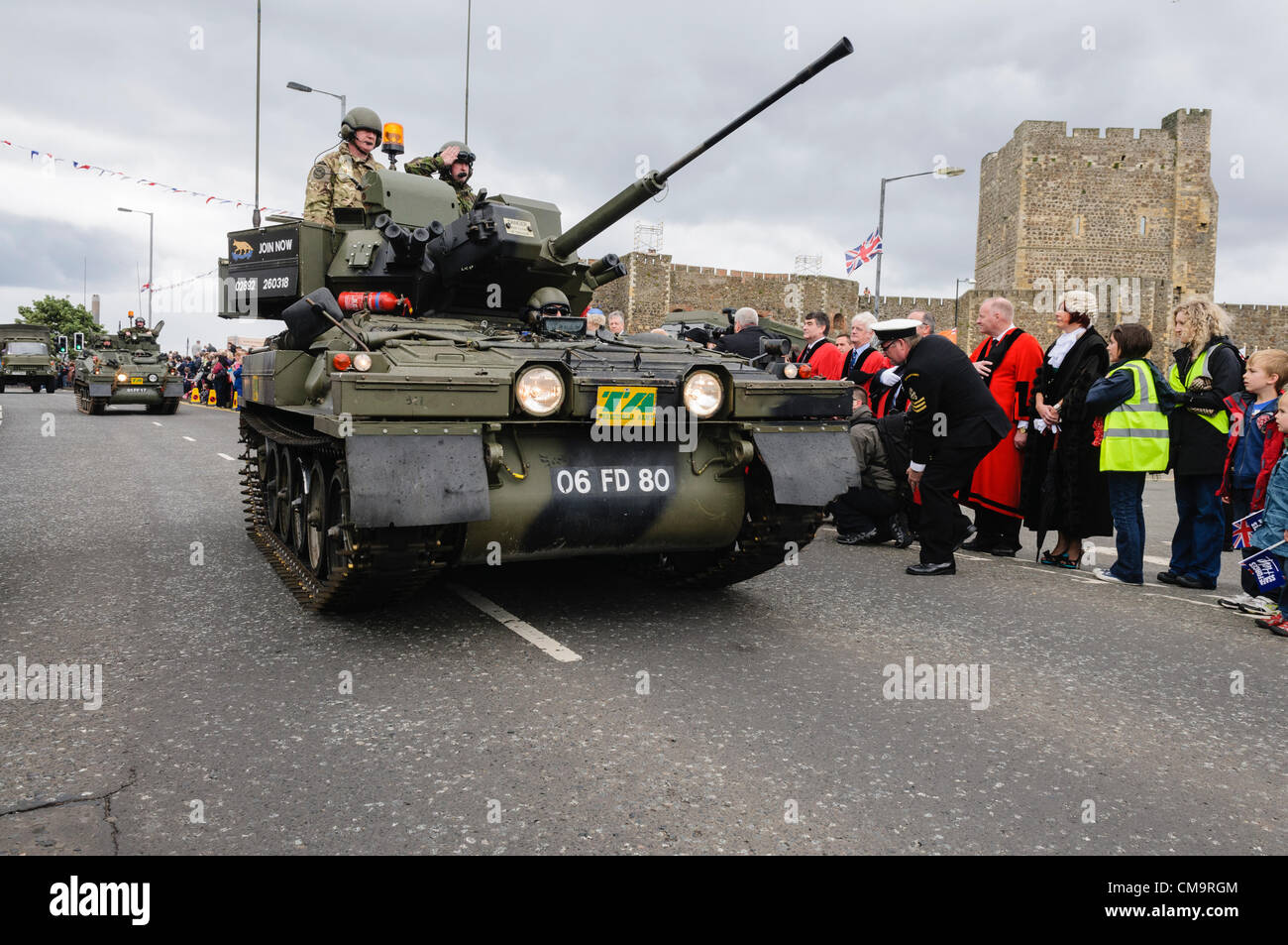 Carrickfergus, Armed 30.06.2012 - Forces Day. Territorial Army Krummsäbel gepanzerte Fahrzeug der Erkundung in der parade Stockfoto