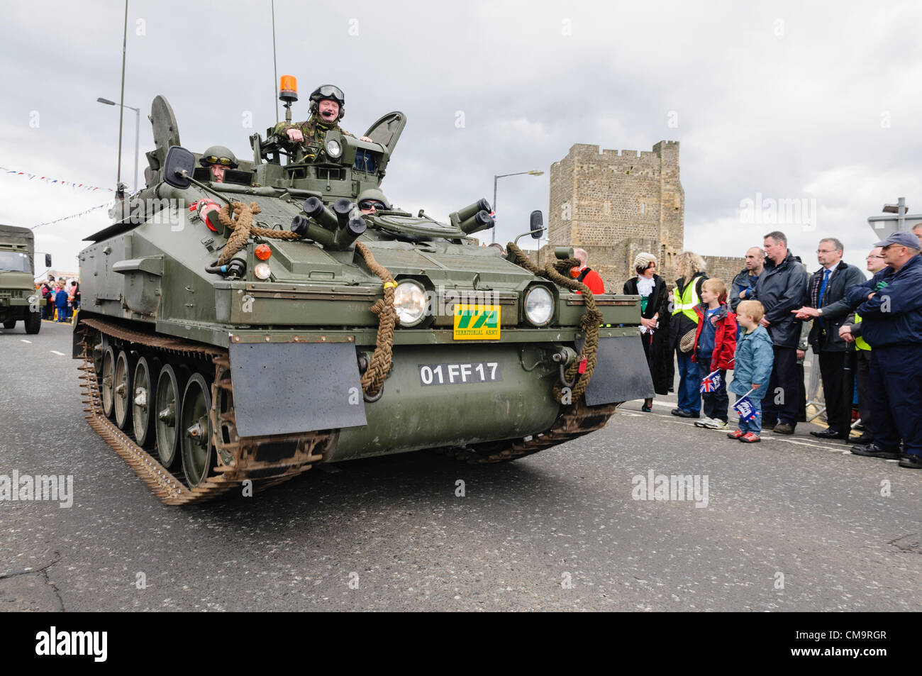 Carrickfergus, 30/06/2012 - Streitkräfte Tag. Territorialen Armee FV120 Spartan MCT gepanzertes Panzerabwehr Rakete Fahrzeug in die Parade Stockfoto