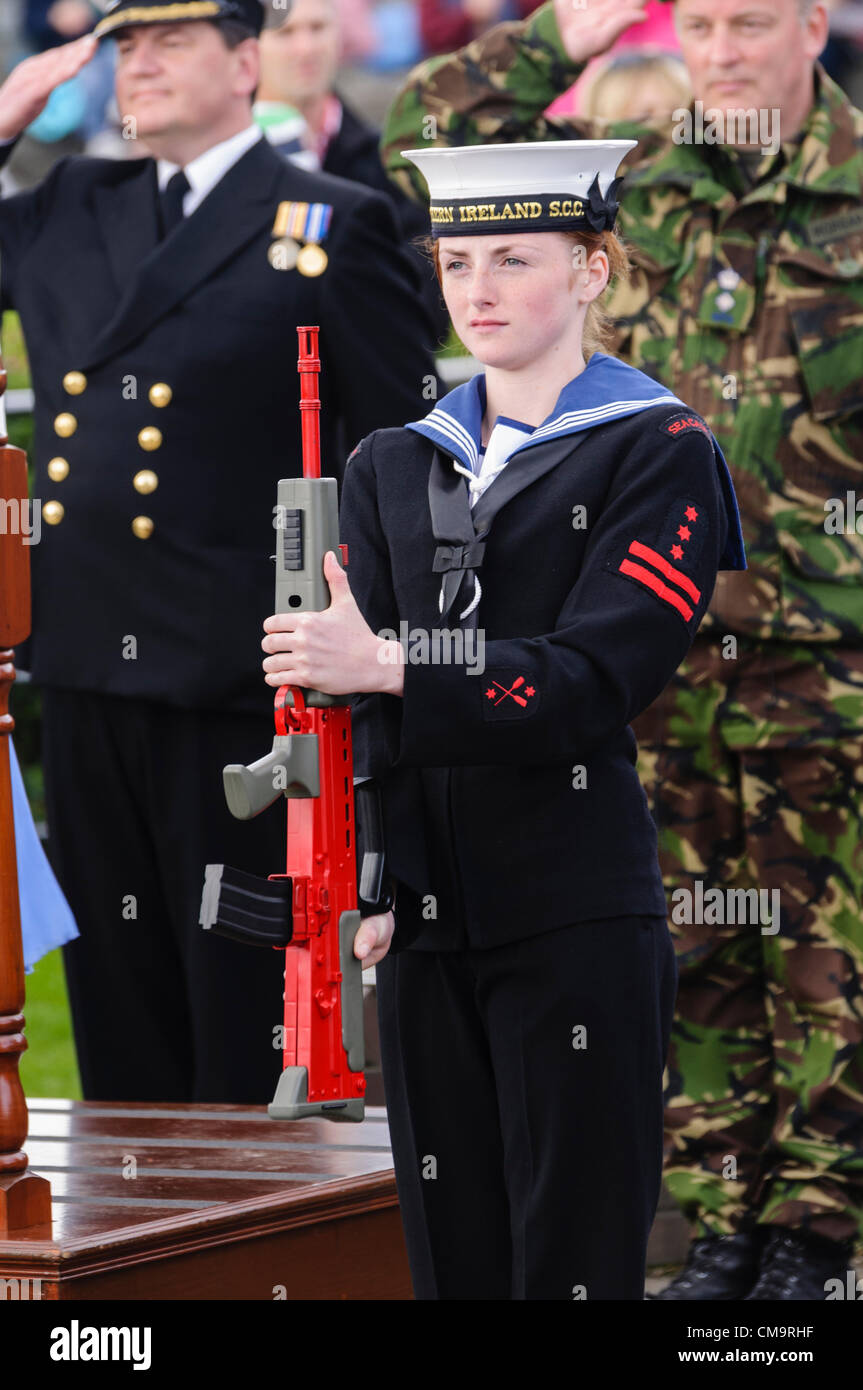 Carrickfergus, Armed 30.06.2012 - Forces Day. Meer-Kadett bietet Wache halten, dass L98A2 Cadet GP Gewehr lackiert rot, um anzudeuten, daß es untätig und unfähig abfeuern Munition ist Stockfoto