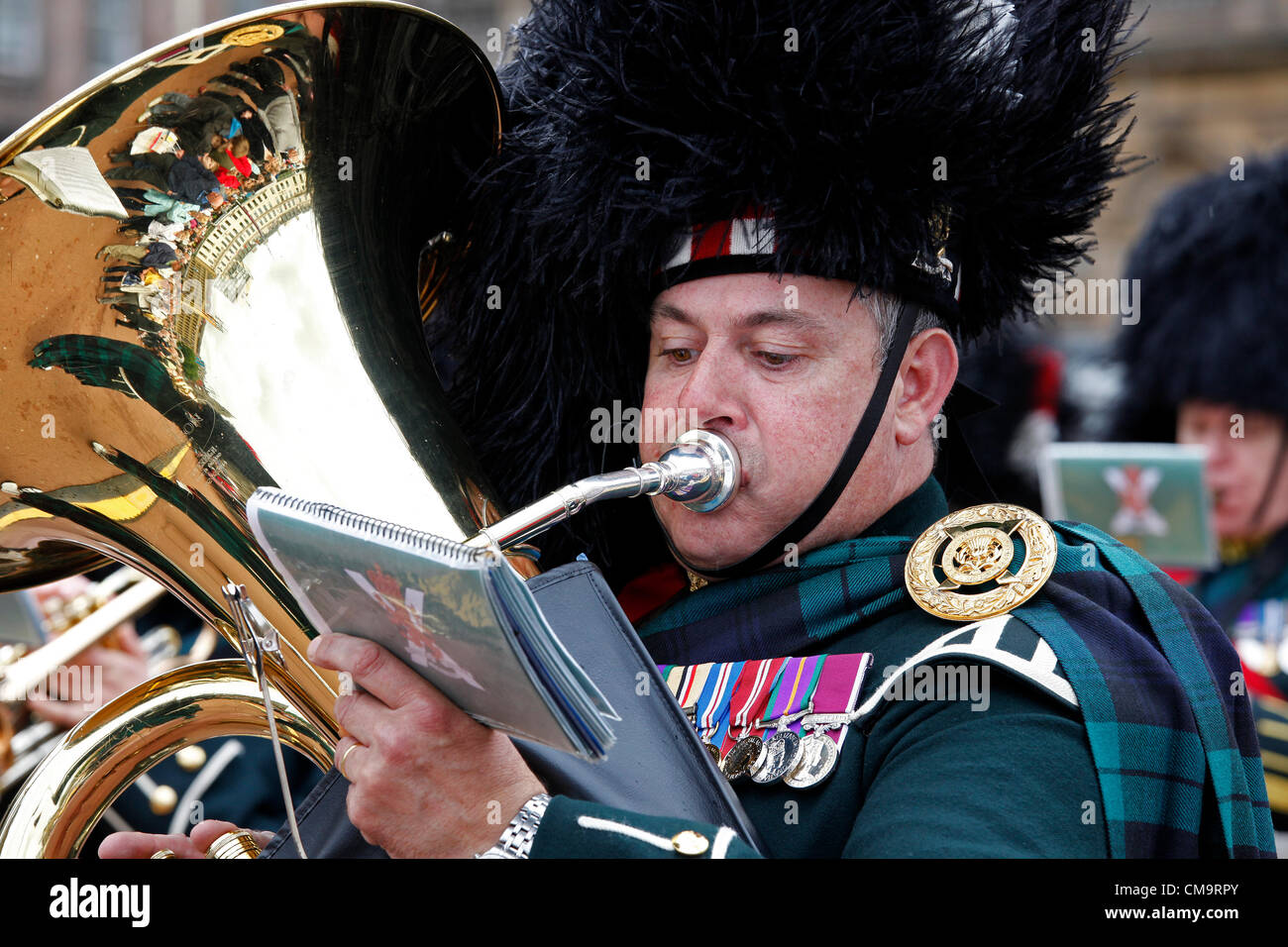 30. Juni 2012. Armed Forces Day, George Square, Glasgow, Schottland. Mitglied der Streitkräfte Brass Band der schottischen Lowland Band der 6. Regiment of Scotland spielen während der street Parade. Stockfoto