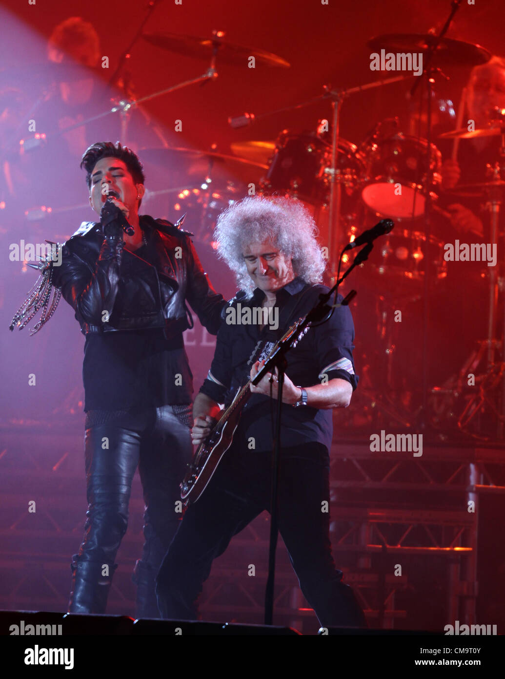 ADAM LAMBERT BRIAN MAY & ROGER TAYLOR QUEEN ANTI AIDS Konzert Independence SQUARE UKRAINE 30. Juni 2012 Stockfoto