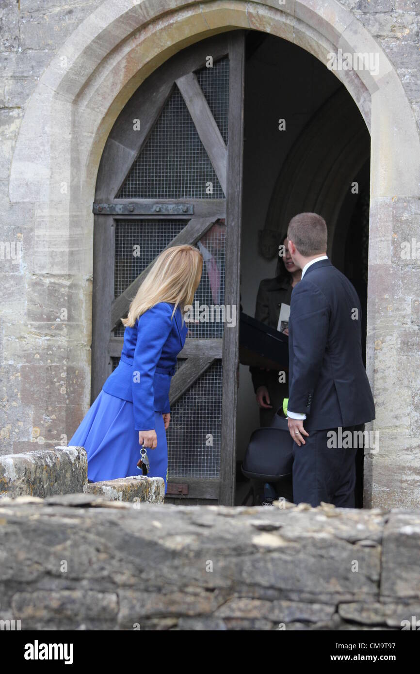 Cherington Gloucestershire, UK. 30. Juni 2012. Herbst Phillips und Peter Phillips nach der Taufe ihrer Tochter Isla Phillips in der St.-Nikolaus Kirche in Cherington Stockfoto