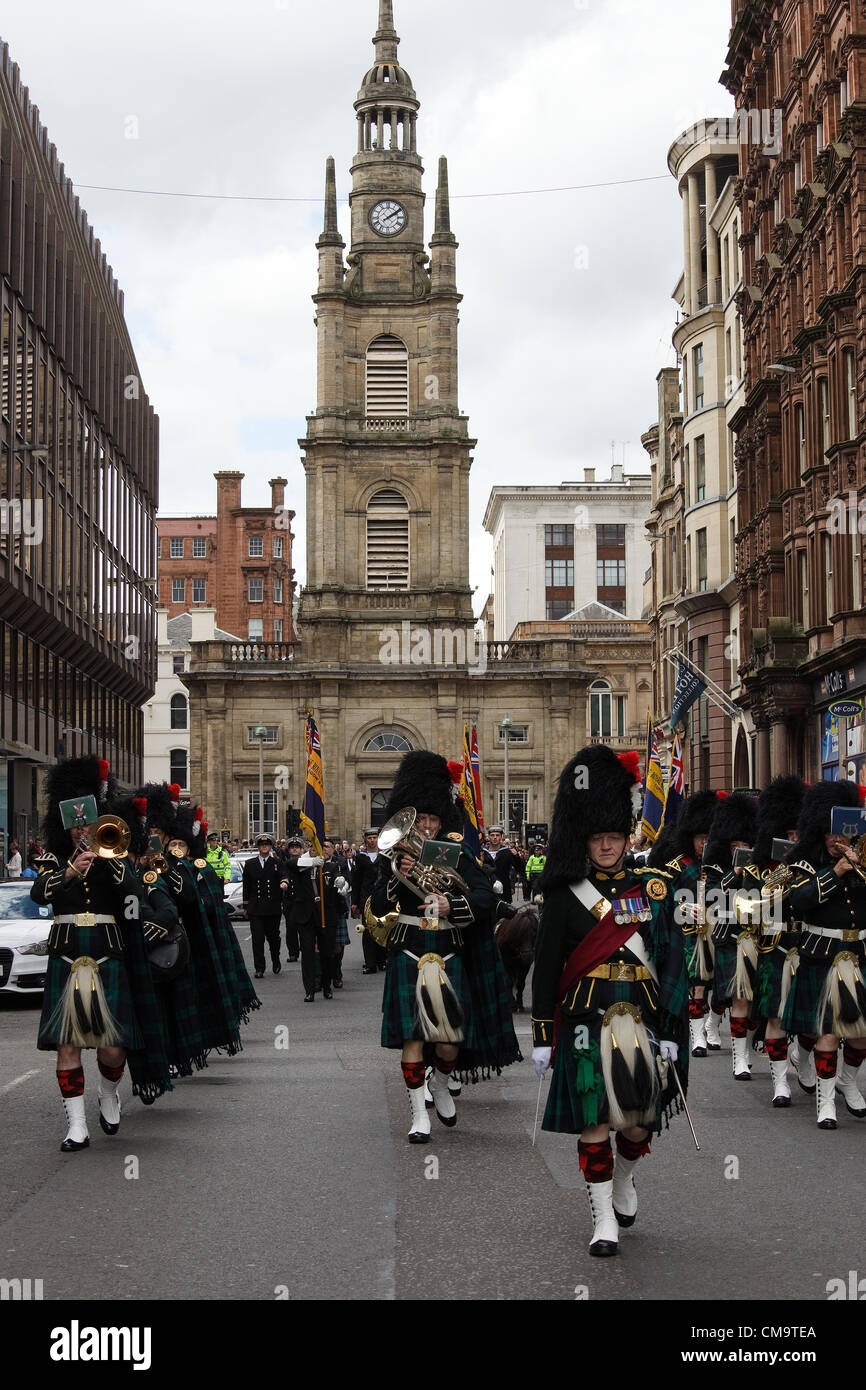 30. Juni 2012. Tag der Streitkräfte. Glasgow, Schottland, UK, kombinierte Kräfte paradieren in West George Street, Glasgow, nach George Square. Großbritannien, Schottland. Parade durch die Lowland Band des Royal Regiment of Scotland, 6 Schotten geführt. 19. Jahrhundert St Georges Tron Kirche im Hintergrund Stockfoto