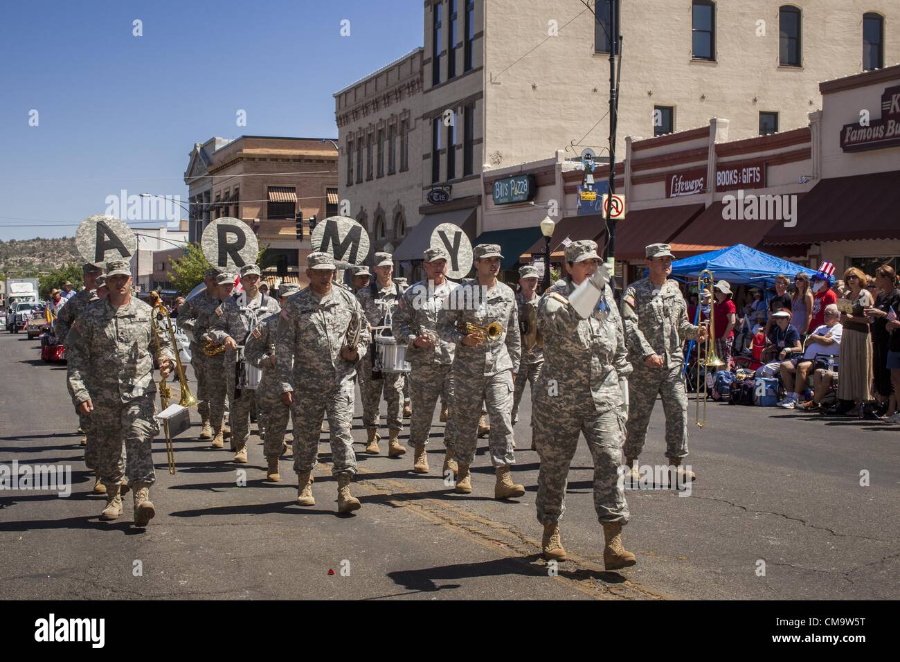 30. Juni 2012 - Prescott, Arizona, USA - The Arizona Army National Guard Blaskapelle in der Prescott Frontier Tage Rodeo-Parade. Die Parade ist seinem 125. Jahr markieren. Es ist eines der größten 4. Juli Paraden in Arizona. Prescott, war etwa 100 Meilen nördlich von Phoenix, die erste Hauptstadt von Arizona. (Bild Kredit: Jack Kurtz/ZUMAPRESS.com ©) Stockfoto