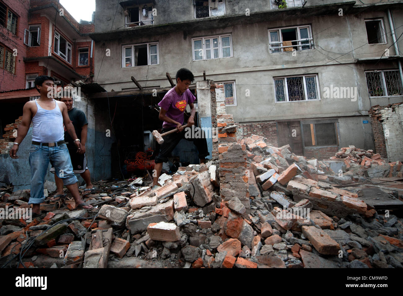 30. Juni 2012 - Kathmandu, Kathmandu, Nepal - Immobilienbesitzer abreißen restlichen Wand des Grundstücks abgerissen Lazimpat unterwegs... Regierung von Nepal in ihrem Angebot auf besetztem Gebiet begonnen hat, alle Eigenschaften Build auf dem die Regierung Land zu zerstören, um die Straßen der Hauptstadt Kathmandu.The Aufweitung der Straßen zu erweitern beeinflusst viele kleine Unternehmen, die über Jahrzehnte Weg Lazimpat gedieh. Einige 318 Gebäude wurden in den 5 km langen abgerissen und für die meisten werden keine finanzielle Entschädigung. (Bild Kredit: Agron Dragaj/ZUMAPRESS.com ©) Stockfoto