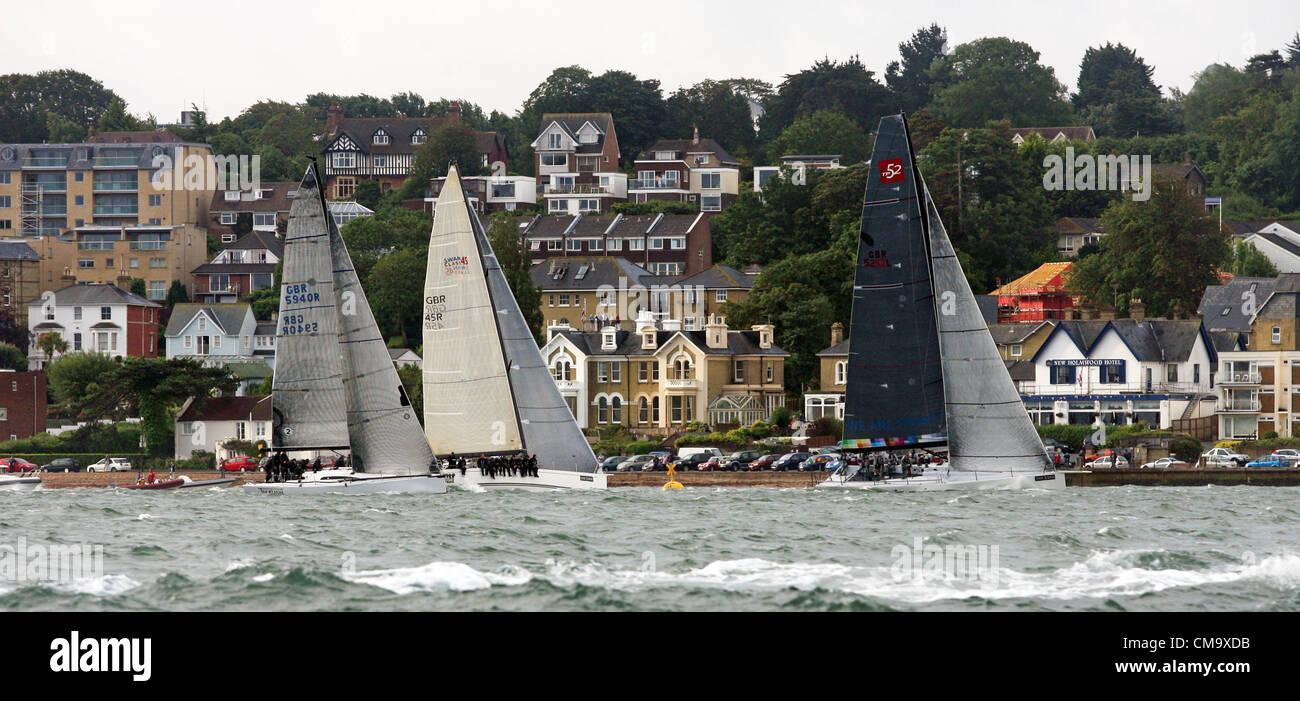 Isle Of Wight, UK. 30. Juni 2012. SEGLER NEHMEN TEIL IN DER 81. MORGAN ROUND THE ISLAND RACE 2012 DIE ÜBER 1600 SAH LÖSTE BOOTE SEGEL GEGEN DEN UHRZEIGERSINN UM DIE ISLE OF WIGHT, KÖNIGREICH. Stockfoto