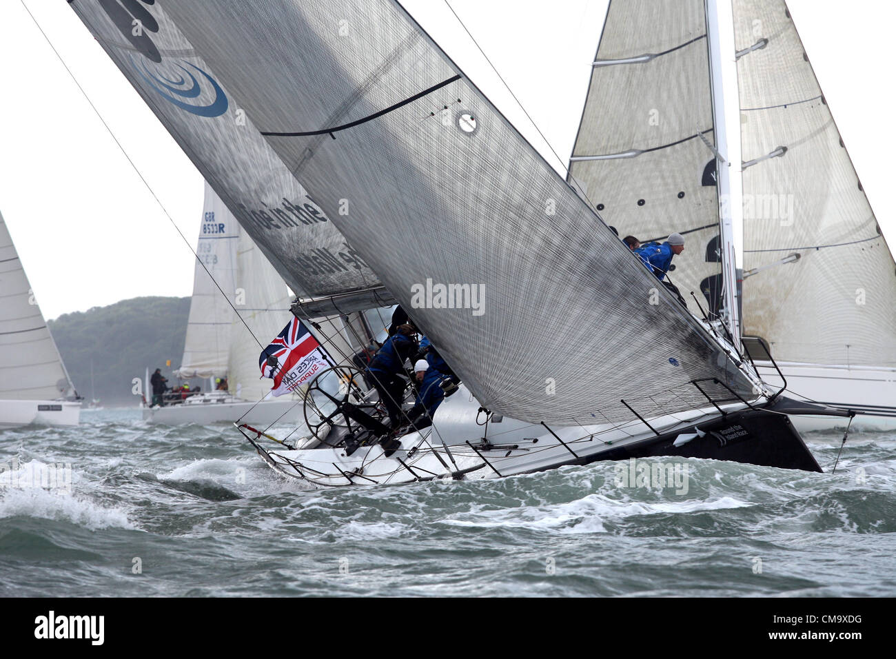 Isle Of Wight, UK. 30. Juni 2012. SEGLER NEHMEN TEIL IN DER 81. MORGAN ROUND THE ISLAND RACE 2012 DIE ÜBER 1600 SAH LÖSTE BOOTE SEGEL GEGEN DEN UHRZEIGERSINN UM DIE ISLE OF WIGHT, KÖNIGREICH. Stockfoto