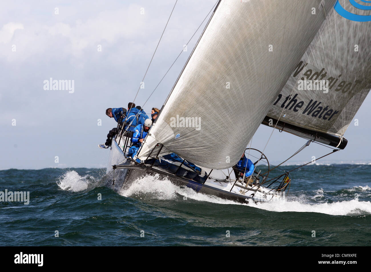 Isle Of Wight, UK. 30. Juni 2012. SEGLER NEHMEN TEIL IN DER 81. MORGAN ROUND THE ISLAND RACE 2012 DIE ÜBER 1600 SAH LÖSTE BOOTE SEGEL GEGEN DEN UHRZEIGERSINN UM DIE ISLE OF WIGHT, KÖNIGREICH. Stockfoto