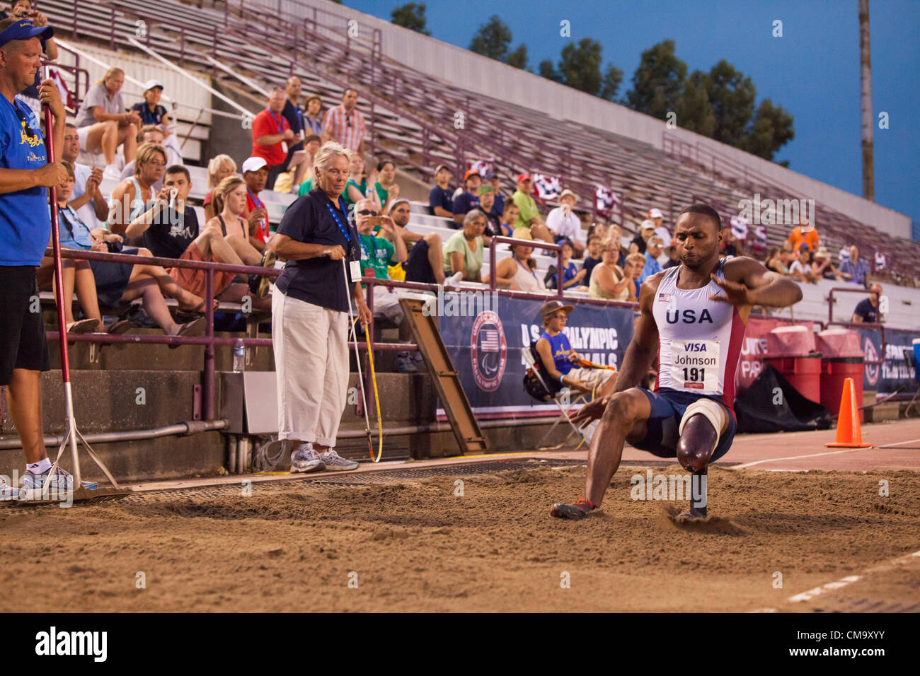 Indianapolis, IN, USA, 30. Juni 2012.  Hurie Johnson, eines einzigen beinamputierten rundet ein Weitsprung bei den US Paralympischen Trials für die Leichtathletik. Stockfoto