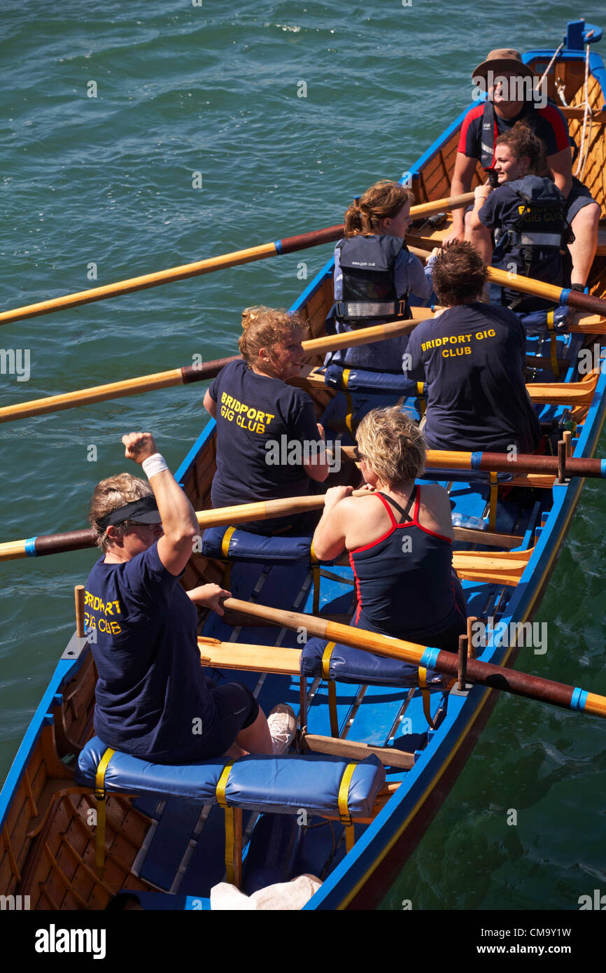 Weymouth, Dorset UK Samstag, 30. Juni 2012. Weymouth Rowing Regatta - Teams im Wettbewerb in Cornish Pilot Gigs auf Spirit of the Sea Festival Veranstaltung. Bridport Gig Club in Dagger Stockfoto