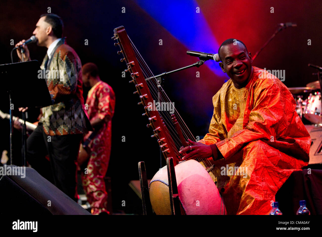 Back2Black Music Festival, Old Billingsgate Market, London, UK.01.07.2012 Bild zeigt Künstler Toumani Diabaté mit Arnaldo Antunes spielen auf der Hauptbühne beim Back2Black Music Festival, London, UK Stockfoto