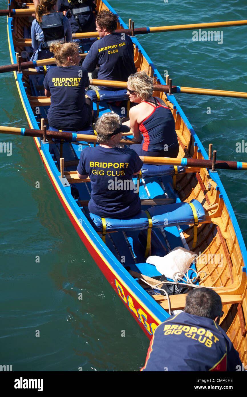 Weymouth, Dorset UK Samstag, 30. Juni 2012. Weymouth Rowing Regatta - Teams im Wettbewerb in Cornish Pilot Gigs. Bridport Gig Club in Dagger Stockfoto