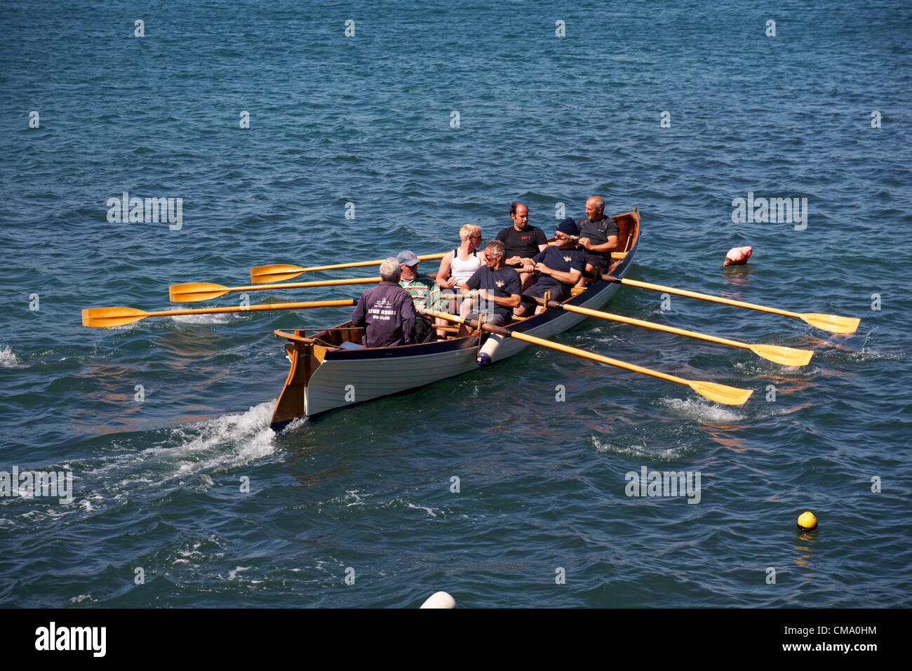 Weymouth, Dorset UK Samstag, 30. Juni 2012. Weymouth Rowing Regatta - Teams im Wettbewerb in Cornish Pilot Gigs. Lyme Regis Gig Club Rudern in Black Ven Gig Stockfoto