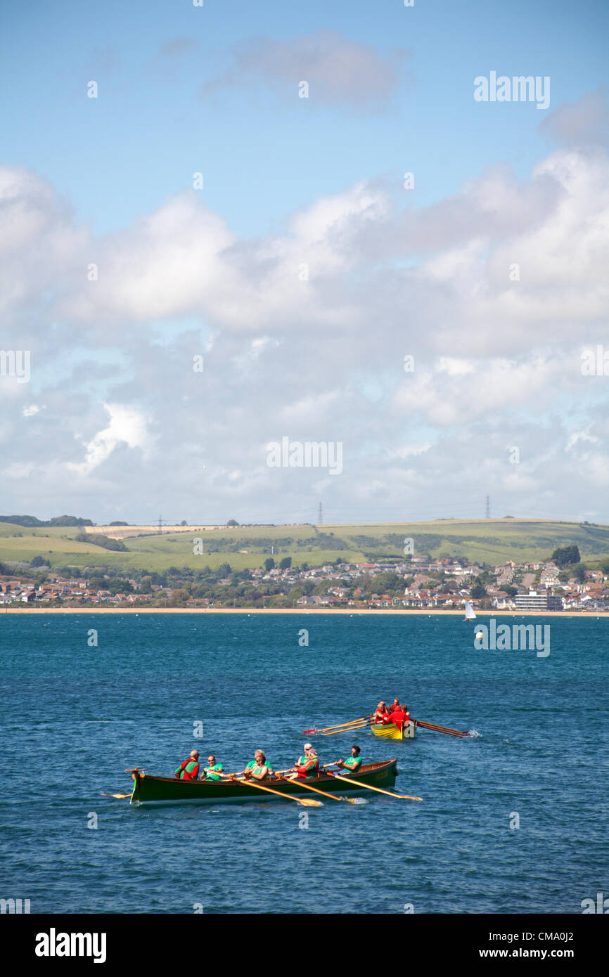 Weymouth, Dorset UK Samstag, 30. Juni 2012. Weymouth Rowing Regatta - Teams im Wettbewerb in Cornish Pilot Gigs auf Spirit of the Sea Festival Veranstaltung Stockfoto