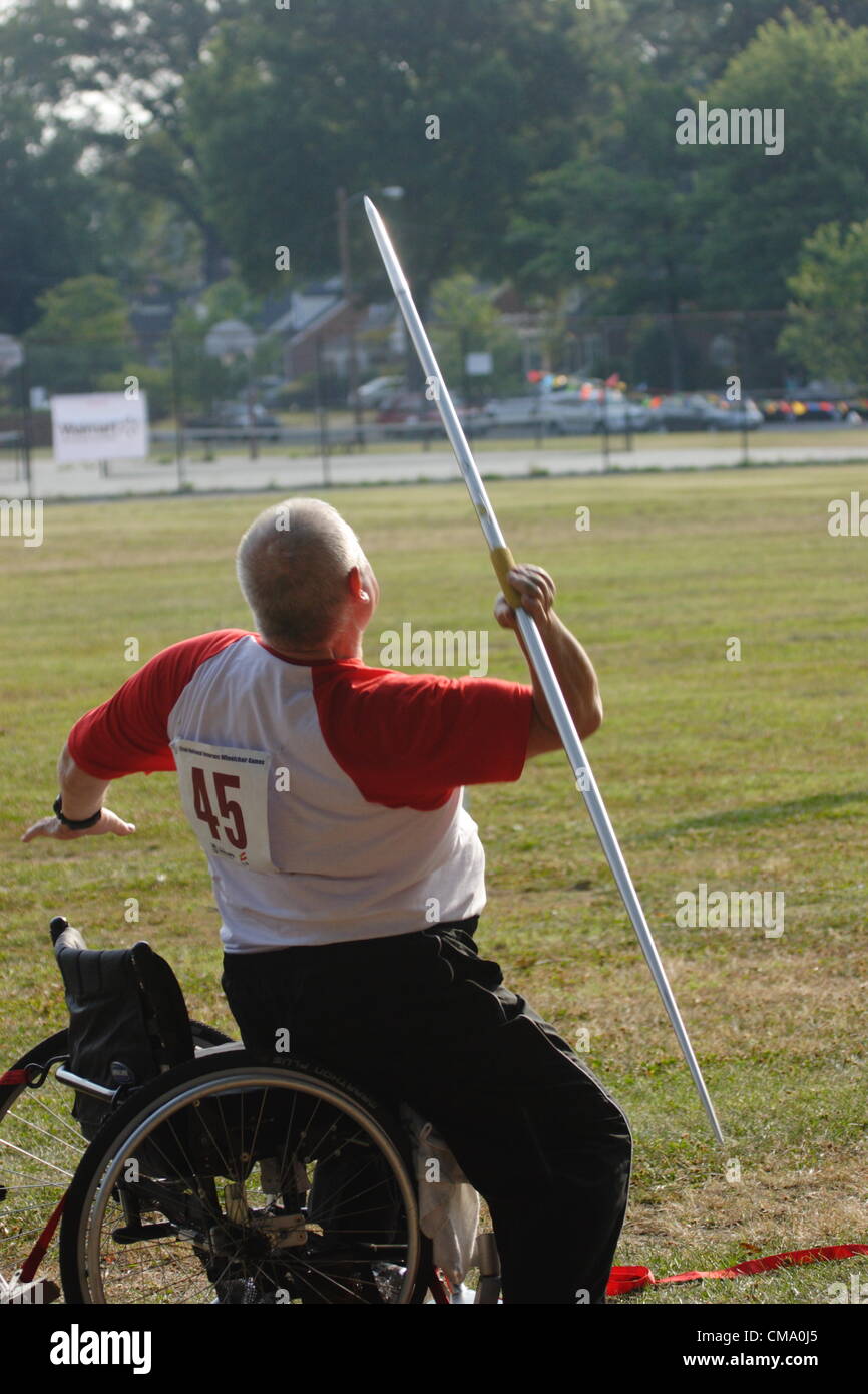Edwin Thomas wirft den Speer in der Master-Klasse bei den 32. nationalen Veteranen Rollstuhl spielen in Richmond, Virginia am Juni 29,2012. Stockfoto