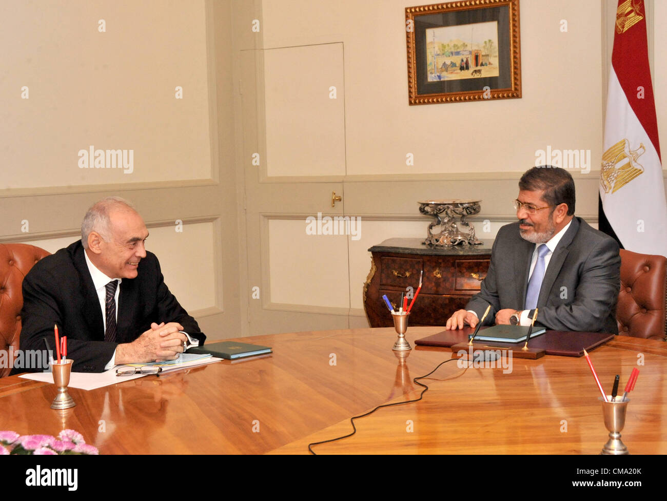 1. Juli 2012--trifft Kairo - der ägyptische Präsident Mohamed Mursi neugewählte mit ägyptische Außenminister Mohamed Kamel Amr im Präsidentenpalast.  (Pool/sind Präsidentschaft/Handout) Stockfoto