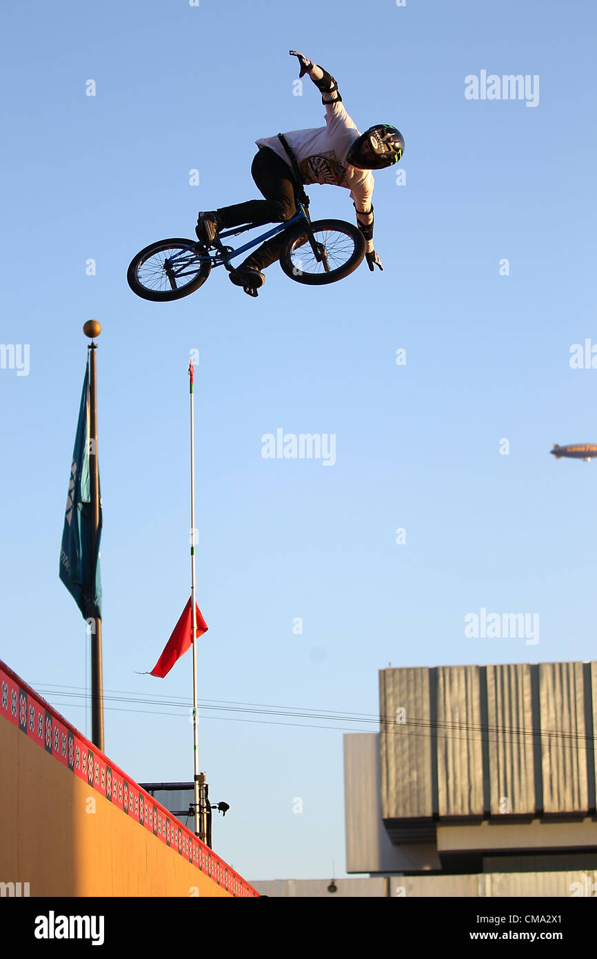 1. Juli 2012 - Los Angeles, Kalifornien, USA - Vince Byron von Australien in Aktion während der BMX Freestyle Big Air Final am Tag vier der X Games bei LA Live am 1. Juli 2012 in Los Angeles, Kalifornien. (Kredit-Bild: © Joe Scarnici/ZUMAPRESS.com) Stockfoto