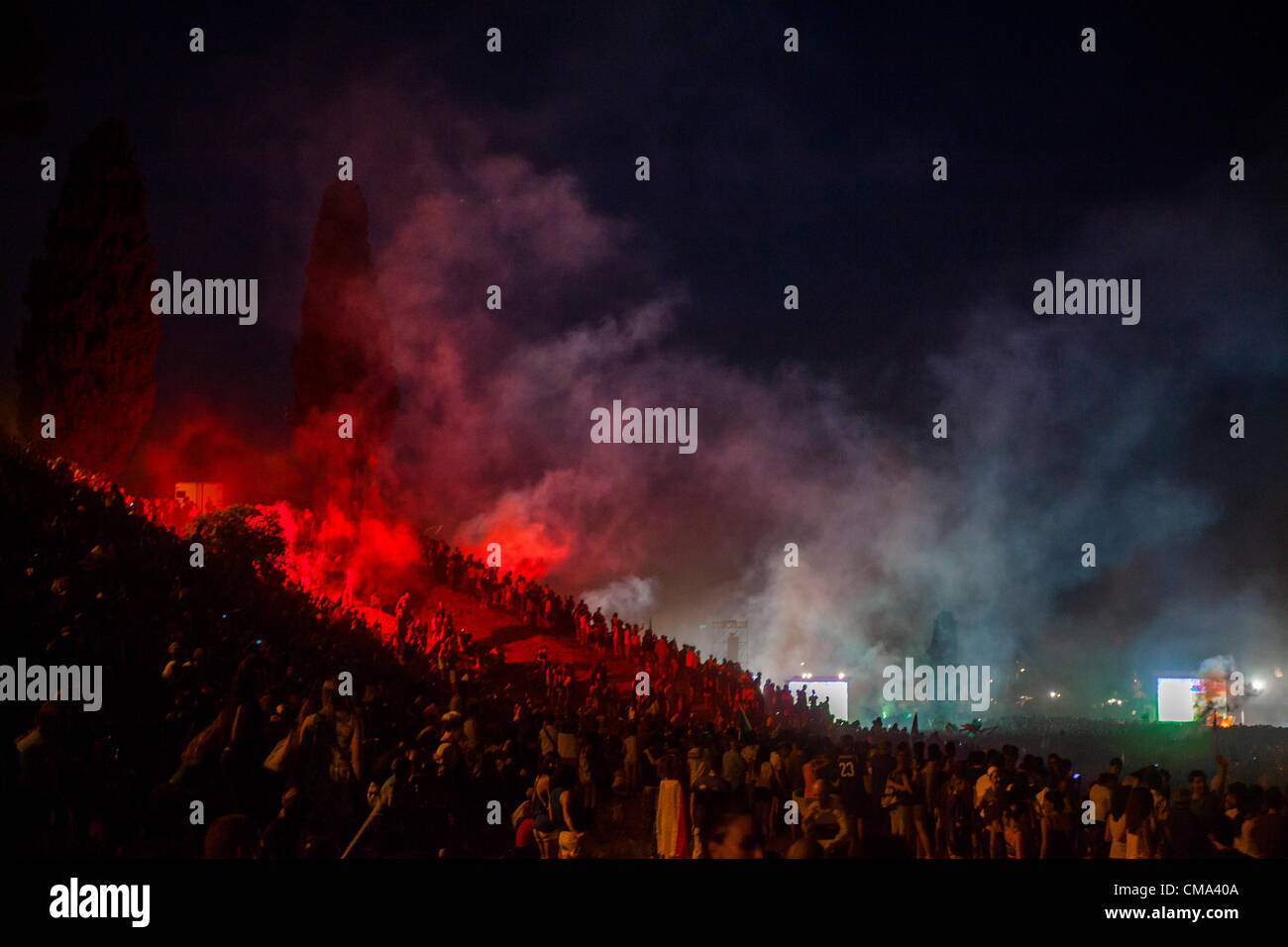 Rom, Italien. 1. Juli 2012. Italiens Fußball-Fans schalten die Rauchfarbe Italien und beobachten das Spiel auf der Großleinwand im Circo Massimo in Rom. Stockfoto
