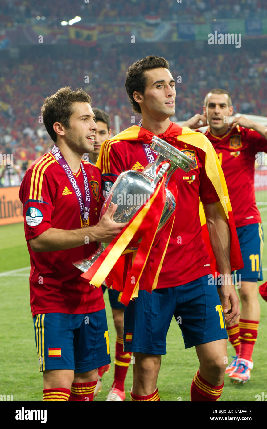 L-R) Jordi Alba, Alvaro Arbeloa (ESP), 1. Juli 2012 - Fußball / Fußball: Jordi  Alba von Spanien feiert mit der Trophäe nach dem Gewinn der UEFA EURO 2012  Endspiel zwischen Spanien 4: