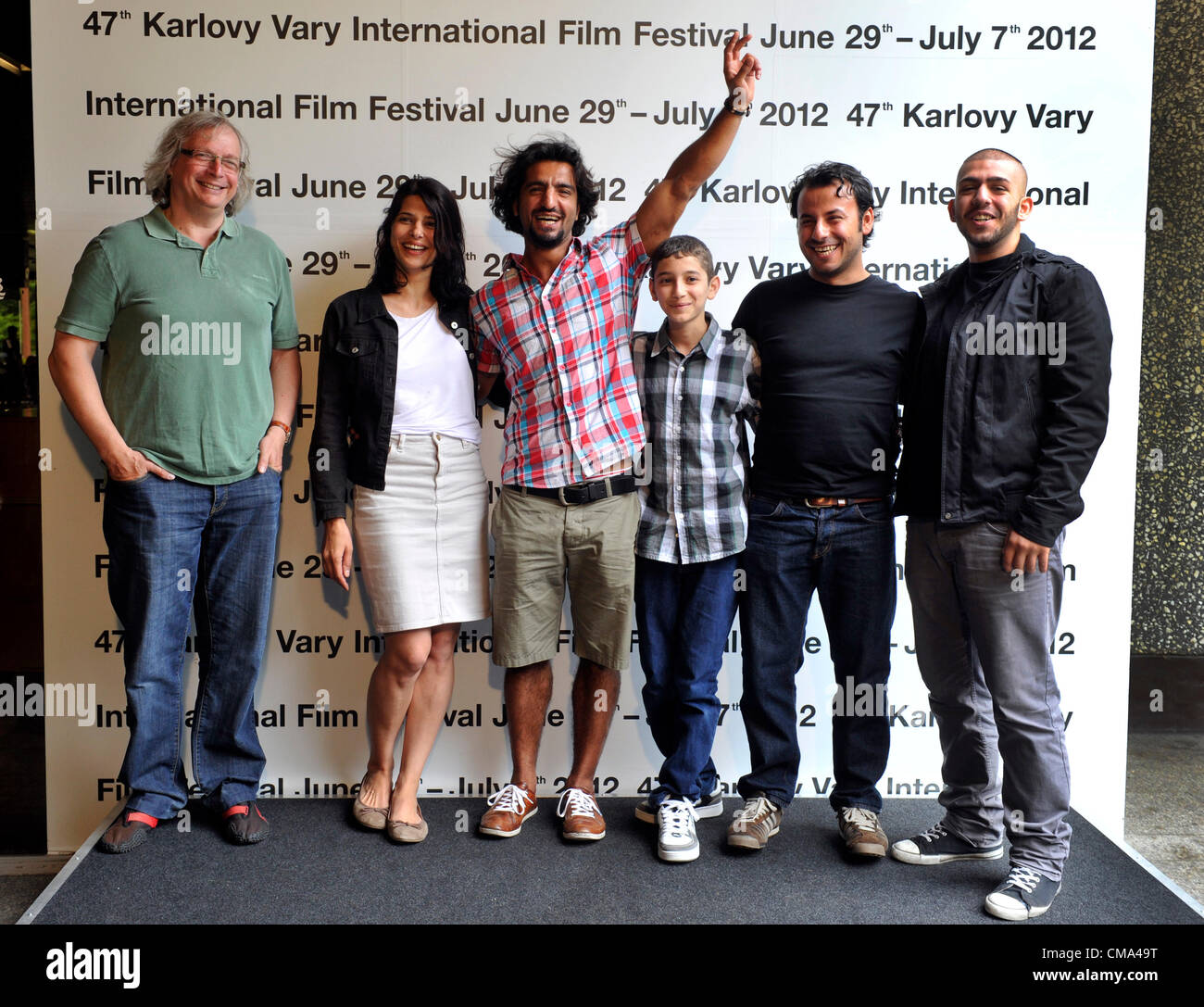 Von links nach rechts Produzent Danny Krausz, Schauspielerin Lale Yavas, Schauspieler Orhan Yidirim posieren Abdulkadir Tuncer, Regisseur Hüseyin Tabak und Schauspieler Yusa Durak vor der Vorstellung ihres Films Ihre Schönheit Wert nichts ist während des 47. internationalen Film Festival in Karlovy Vary, Tschechische Republik, auf Sonntag, 1. Juli 2012. (CTK Foto/Vit Simanek) Stockfoto