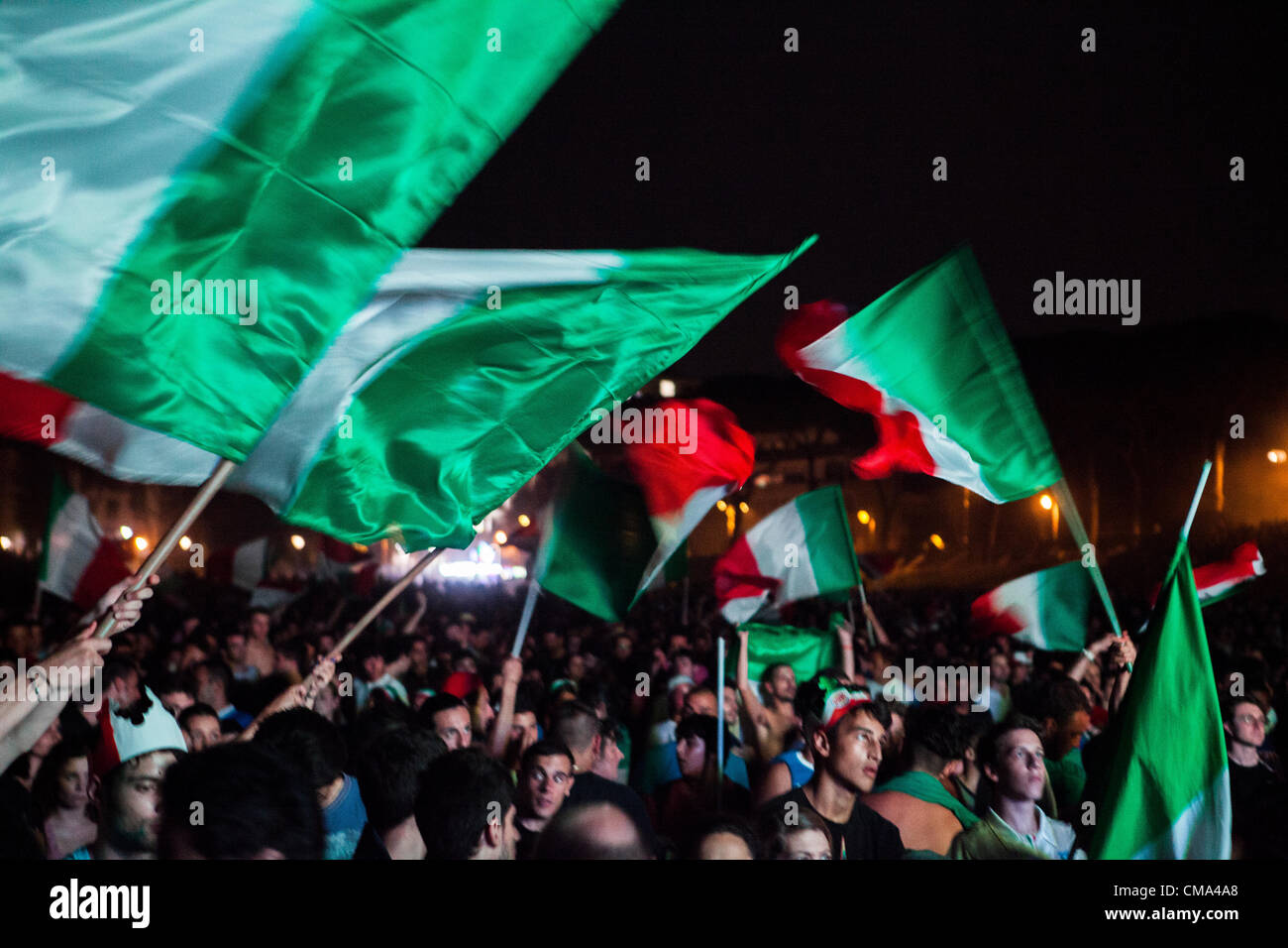 Italiens Fußball-Fans sehen das Spiel auf der Großleinwand im Circo Massimo in Rom. Stockfoto