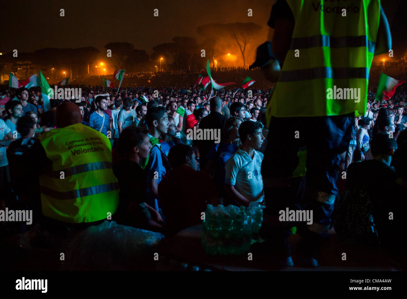 Zivilschutz Freiwilligen verteilt Wasser während des Finales der Euro 2012 im Circo Massimo in Rom Stockfoto