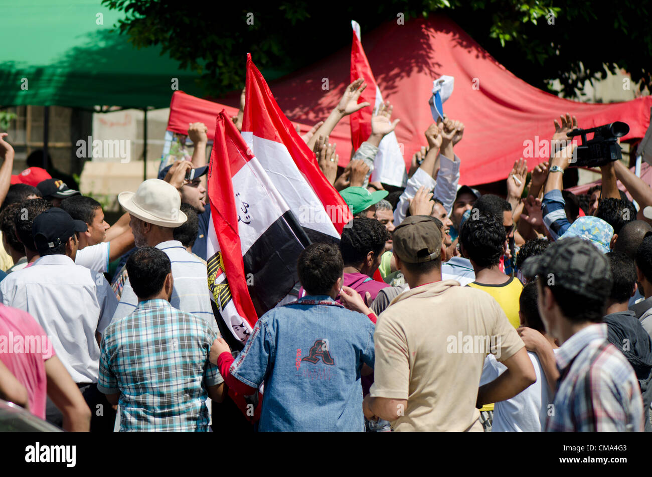 Unterstützer des Präsidentschaftskandidaten Mohammed Morsi feiern die Wahlergebnisse im Kairoer Tahrir-Platz in Ägypten am Sonntag, 1. Juli 2012. Stockfoto