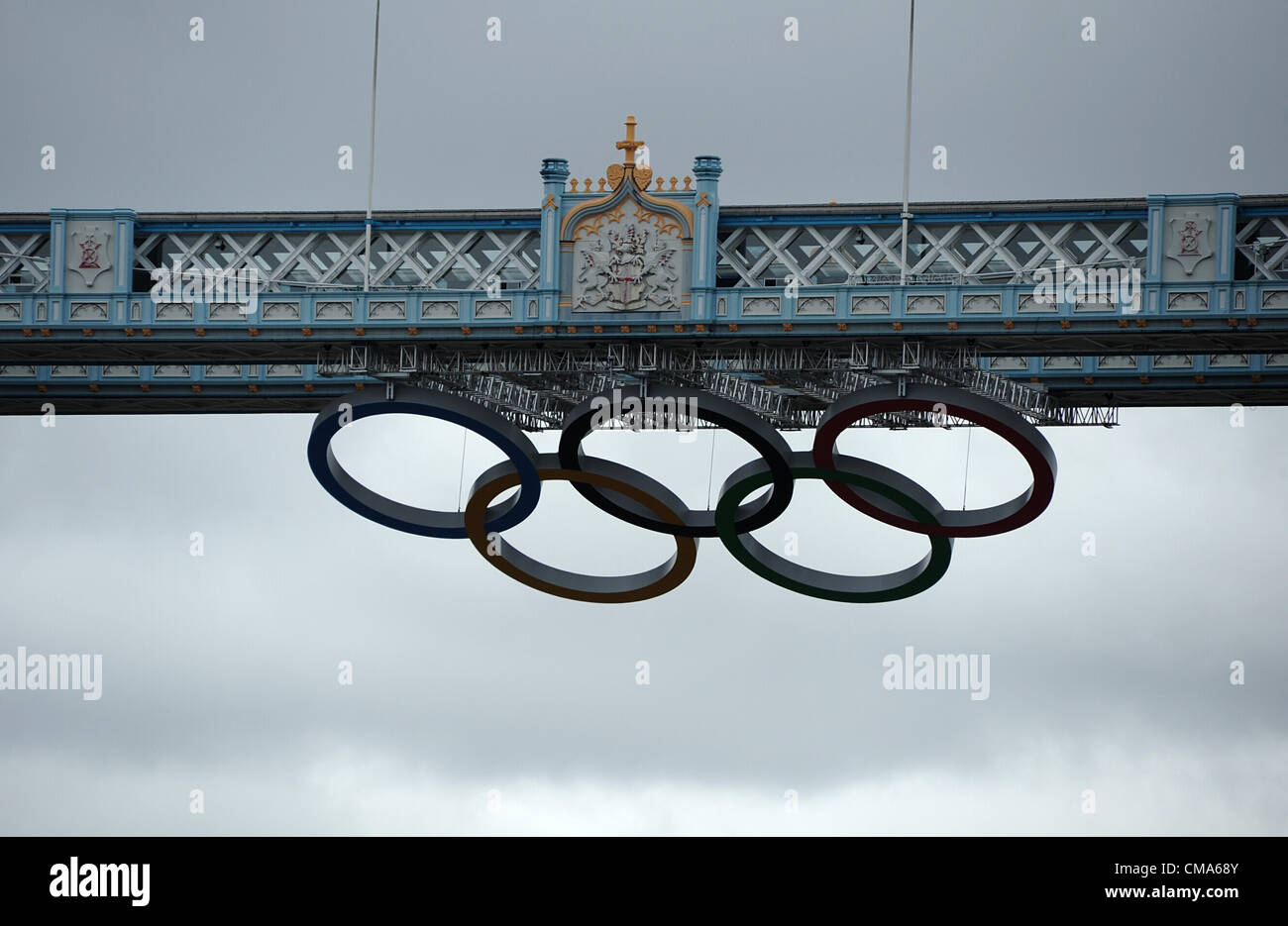 Die Olympischen Ringe sind eingesperrt, bevor Tower Bridge für große Boote passieren wird geöffnet. London, UK. Montag, 2. Juli 2012. Stockfoto
